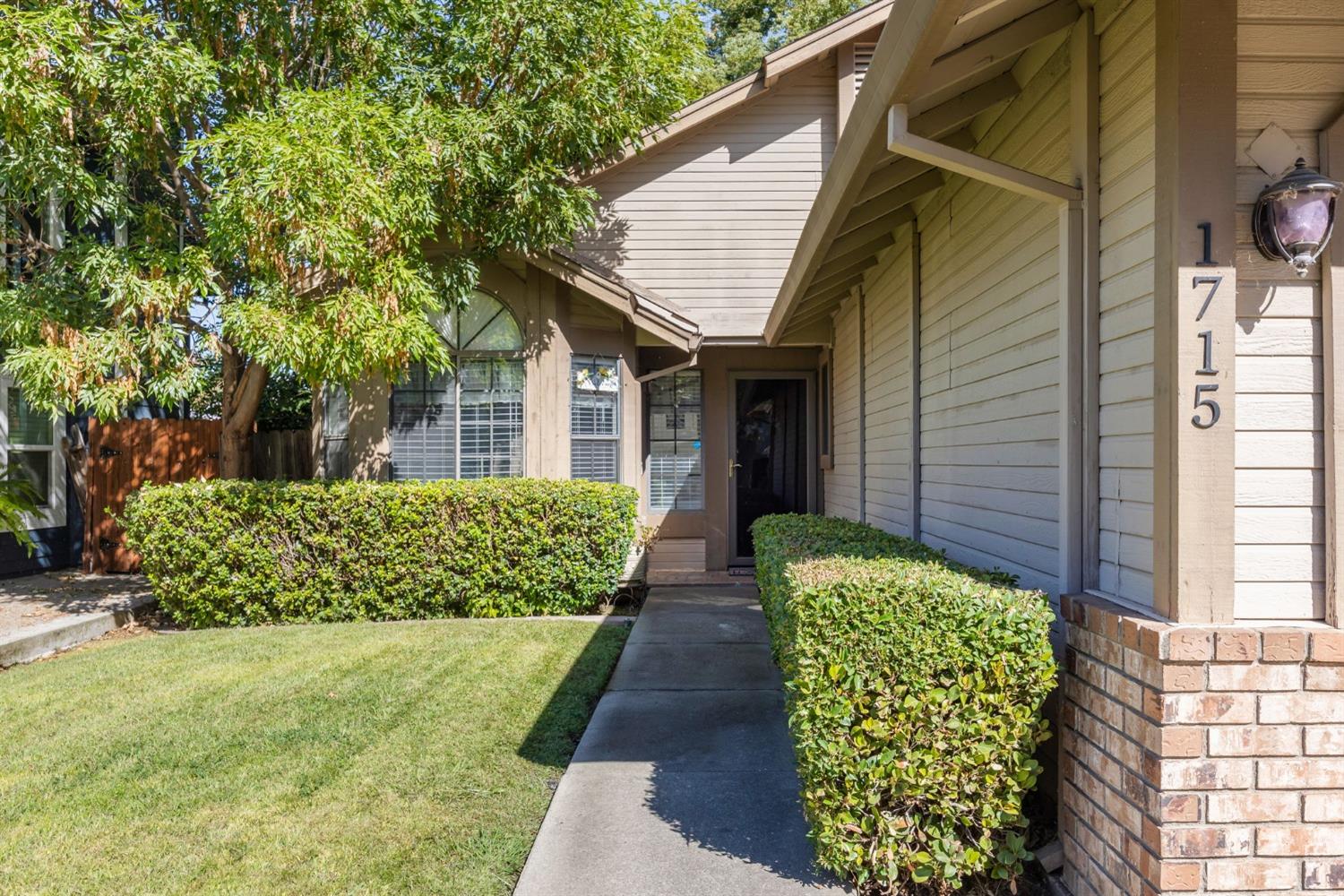 Detail Gallery Image 4 of 37 For 1715 Bridgecreek Dr, Sacramento,  CA 95833 - 2 Beds | 2 Baths