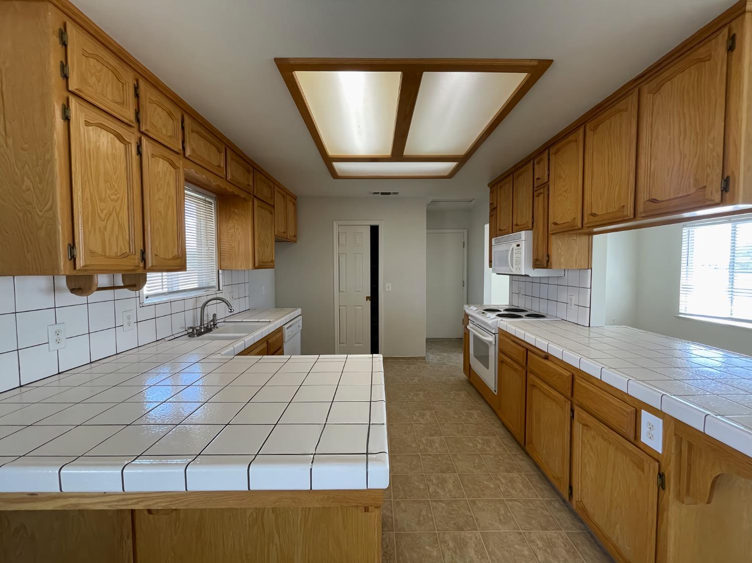 Detail Gallery Image 5 of 15 For 23203 Avenue 24, Chowchilla,  CA 93610 - 3 Beds | 2 Baths