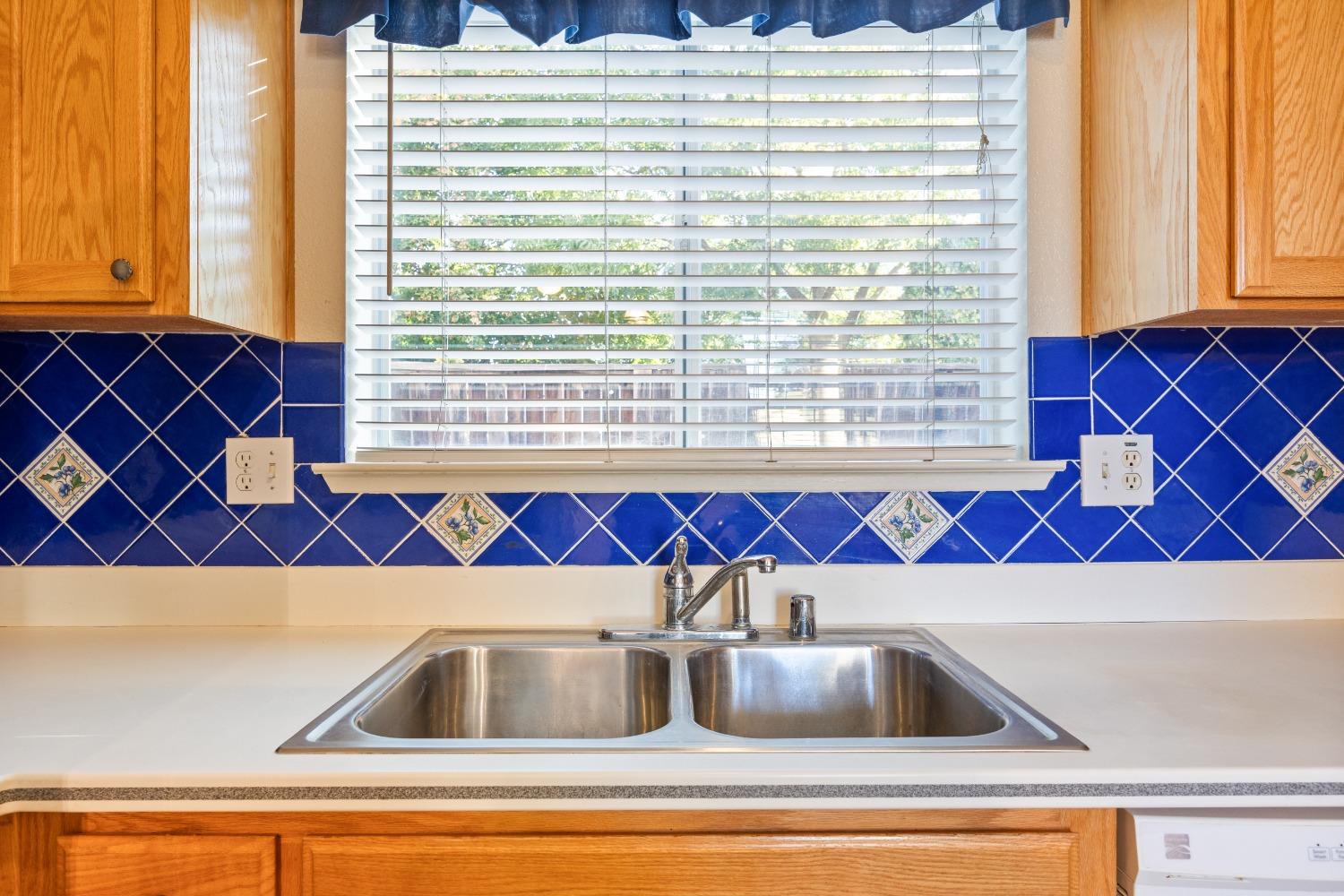 Detail Gallery Image 6 of 28 For 151 Aruba Cir, Sacramento,  CA 95823 - 3 Beds | 2 Baths