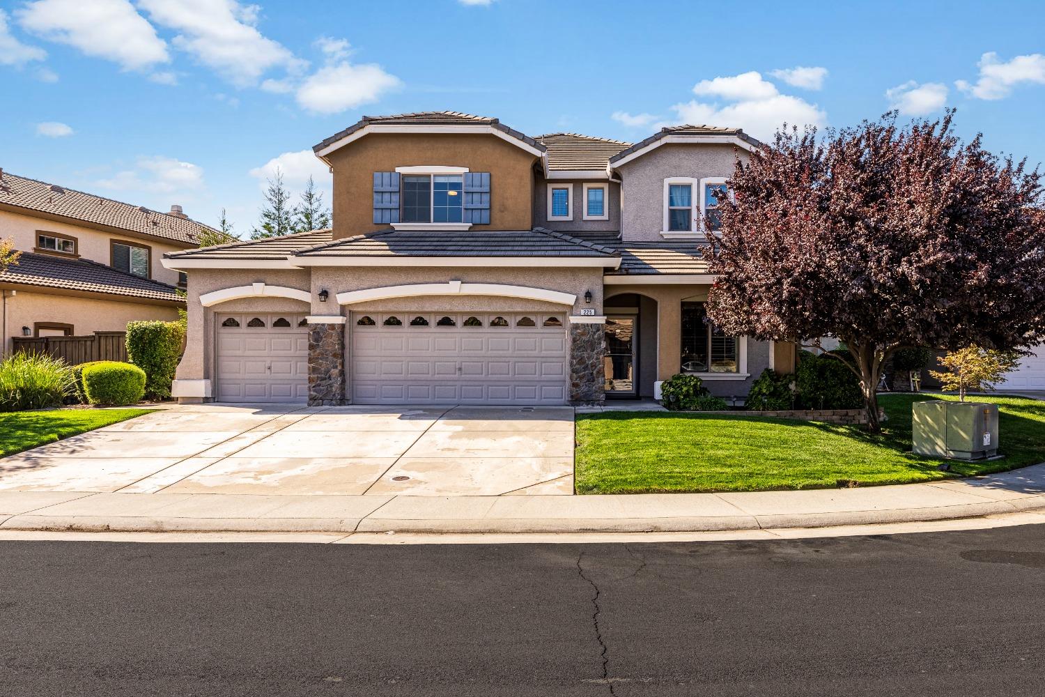 Detail Gallery Image 1 of 54 For 225 Perrara Ct, Roseville,  CA 95747 - 5 Beds | 3/1 Baths