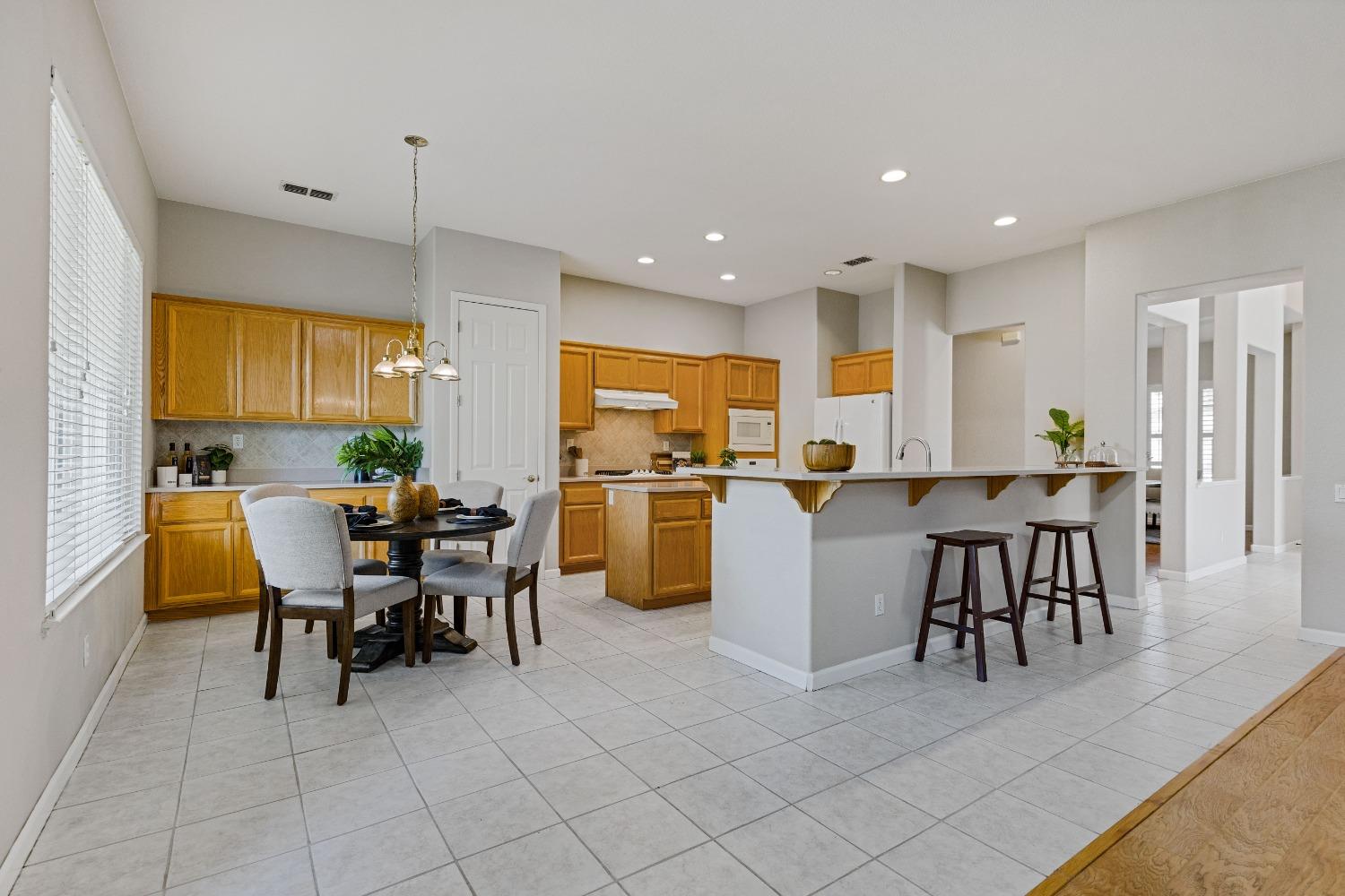 Detail Gallery Image 4 of 62 For 2816 Springfield Dr, Rocklin,  CA 95765 - 2 Beds | 2/1 Baths