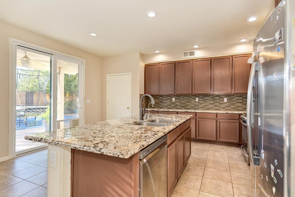 Detail Gallery Image 18 of 42 For 10162 Clairina Way, Elk Grove,  CA 95757 - 5 Beds | 2/1 Baths