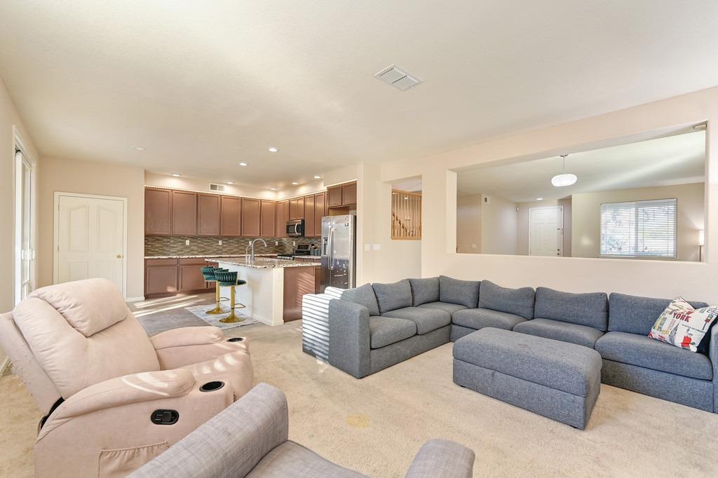 Detail Gallery Image 13 of 42 For 10162 Clairina Way, Elk Grove,  CA 95757 - 5 Beds | 2/1 Baths