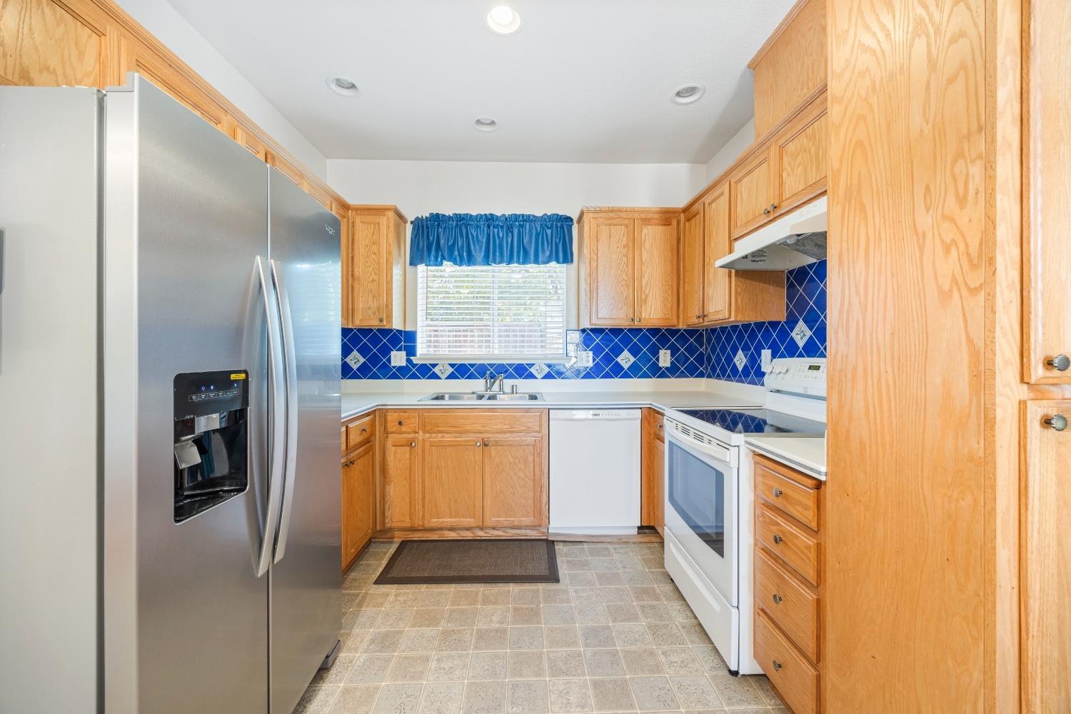 Detail Gallery Image 5 of 28 For 151 Aruba Cir, Sacramento,  CA 95823 - 3 Beds | 2 Baths