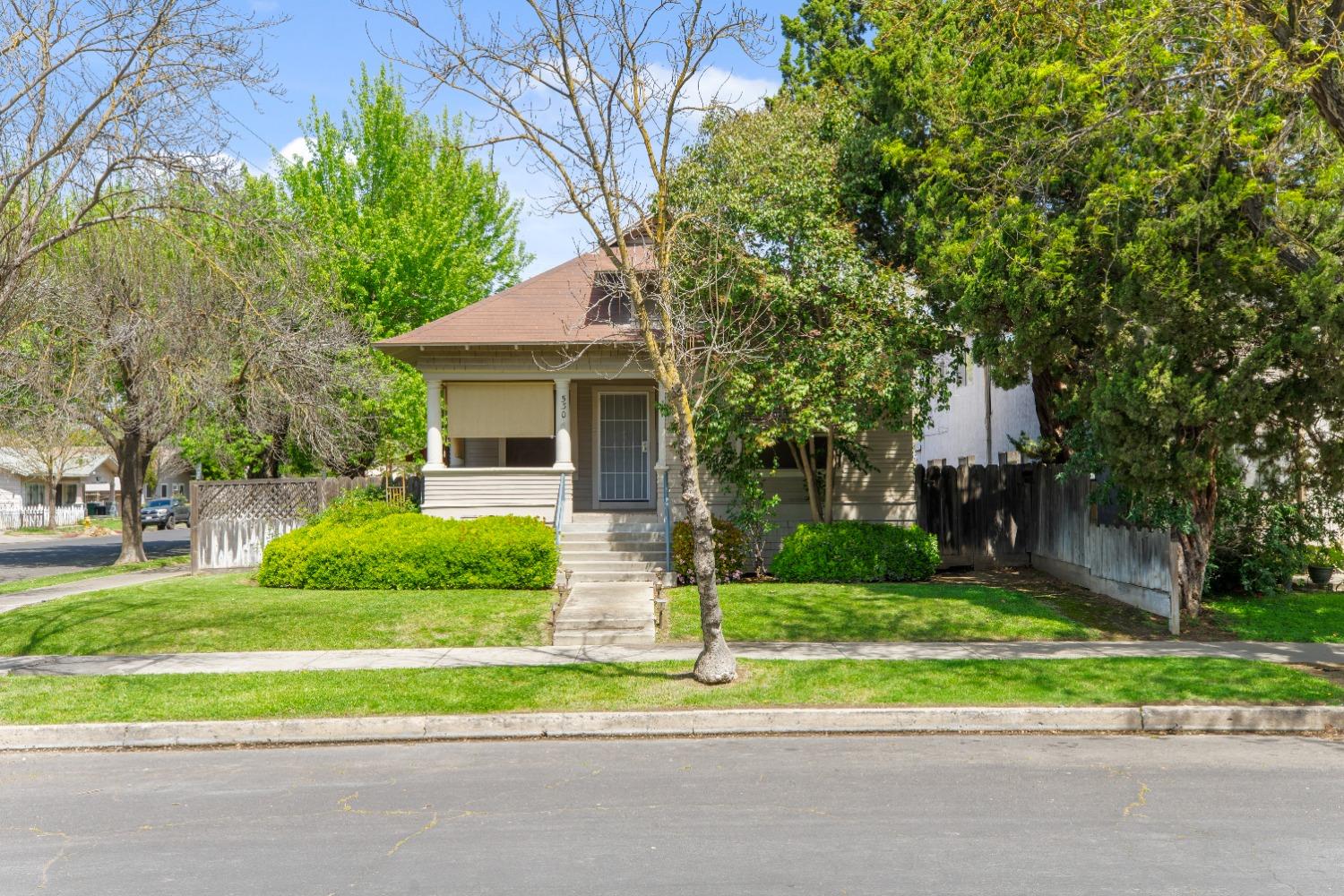 Detail Gallery Image 1 of 32 For 530 16th St, Modesto,  CA 95354 - 3 Beds | 2 Baths