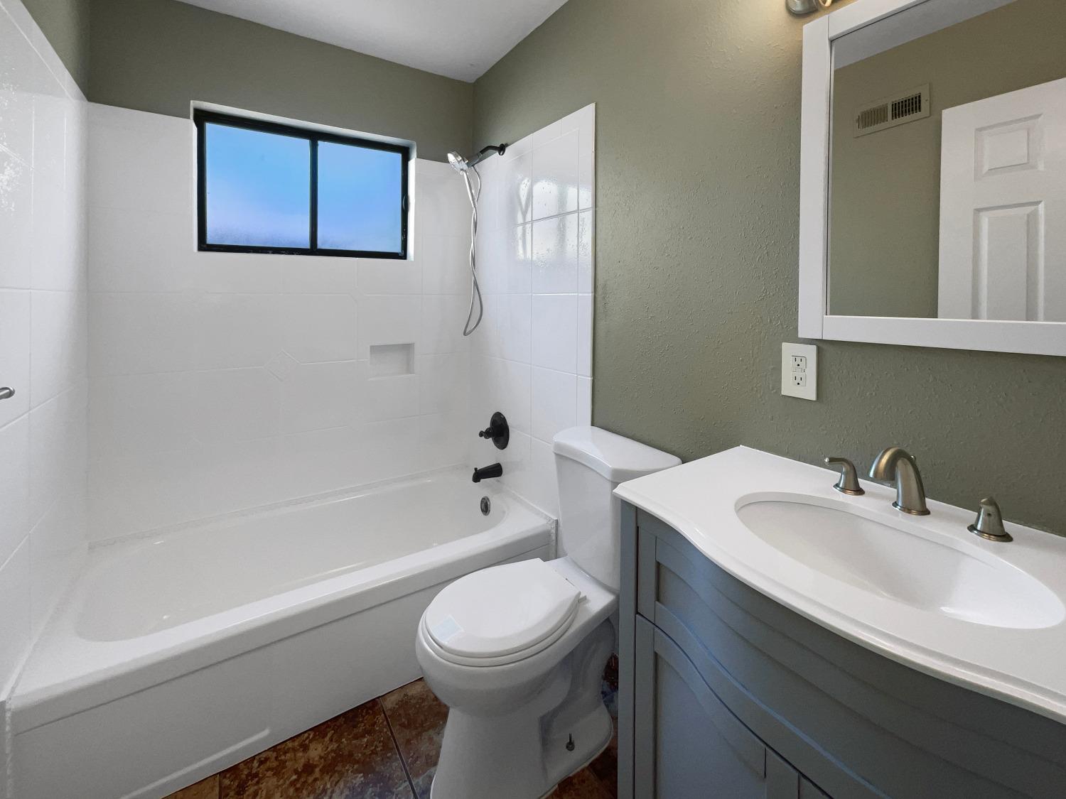 Detail Gallery Image 7 of 21 For 551 Benton Dr, Yuba City,  CA 95991 - 4 Beds | 2 Baths