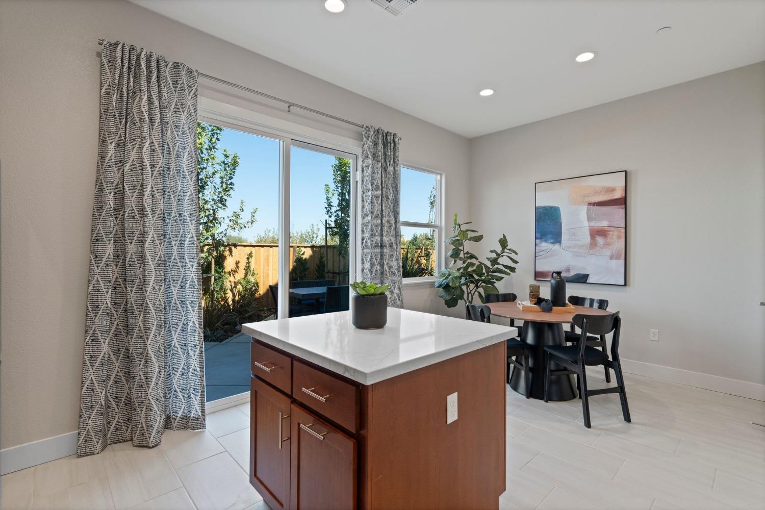 Detail Gallery Image 17 of 41 For 5534 Thomson Loop, Davis,  CA 95616 - 2 Beds | 2/1 Baths