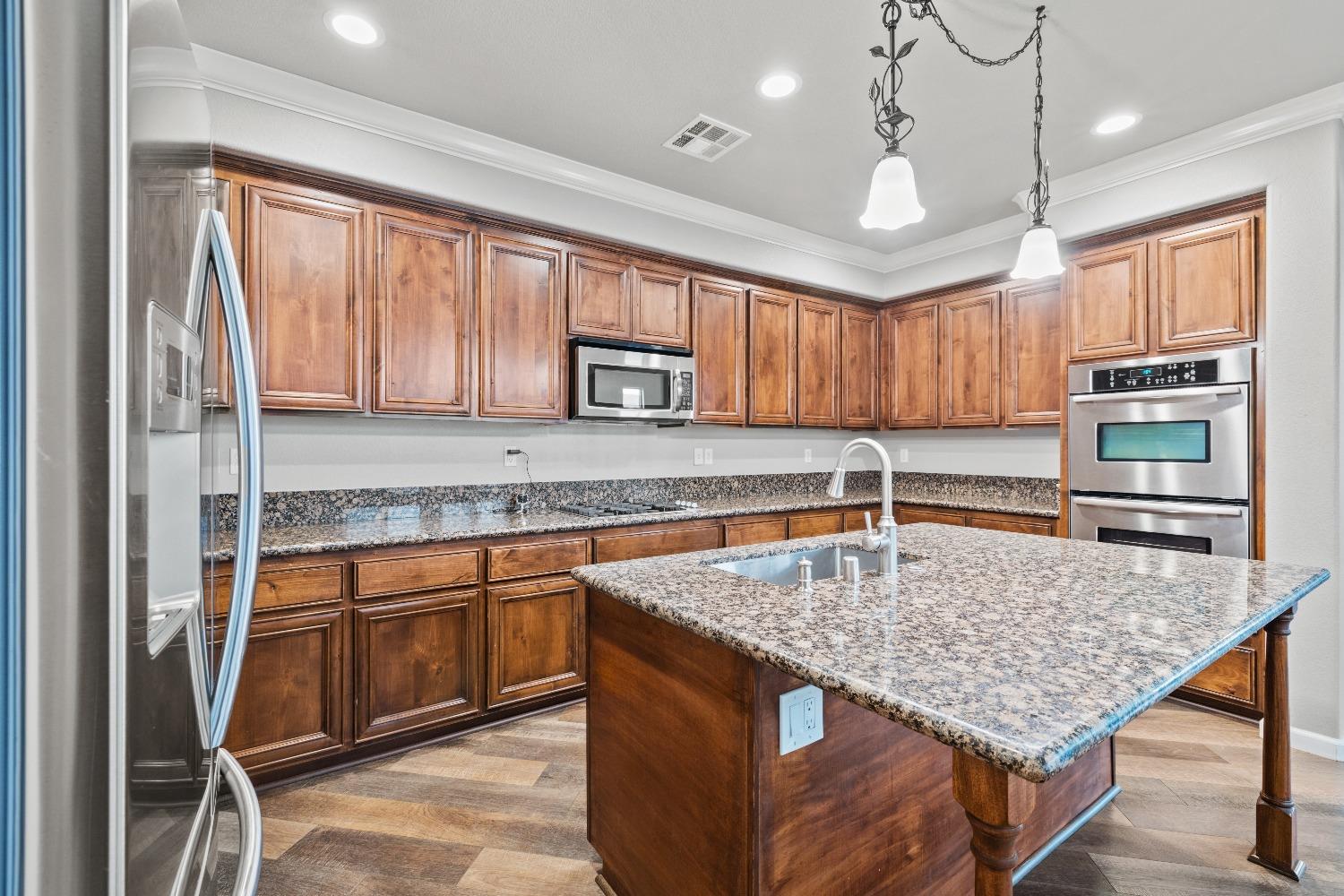 Detail Gallery Image 11 of 54 For 225 Perrara Ct, Roseville,  CA 95747 - 5 Beds | 3/1 Baths