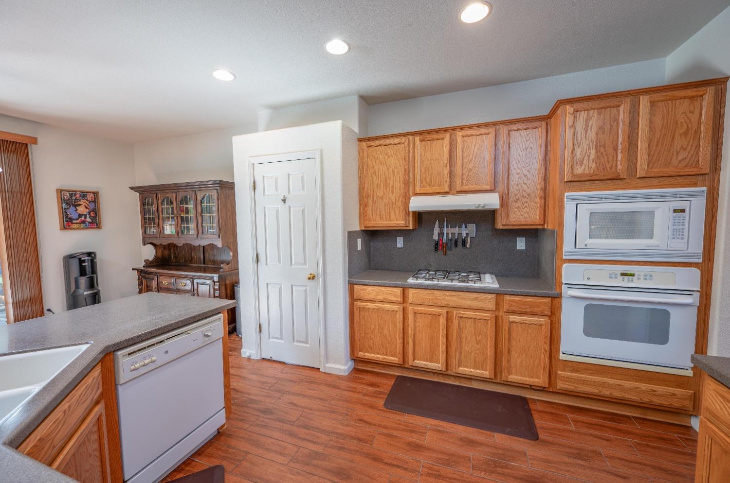 Detail Gallery Image 4 of 59 For 13712 Channel Ln, Waterford,  CA 95386 - 4 Beds | 2/1 Baths