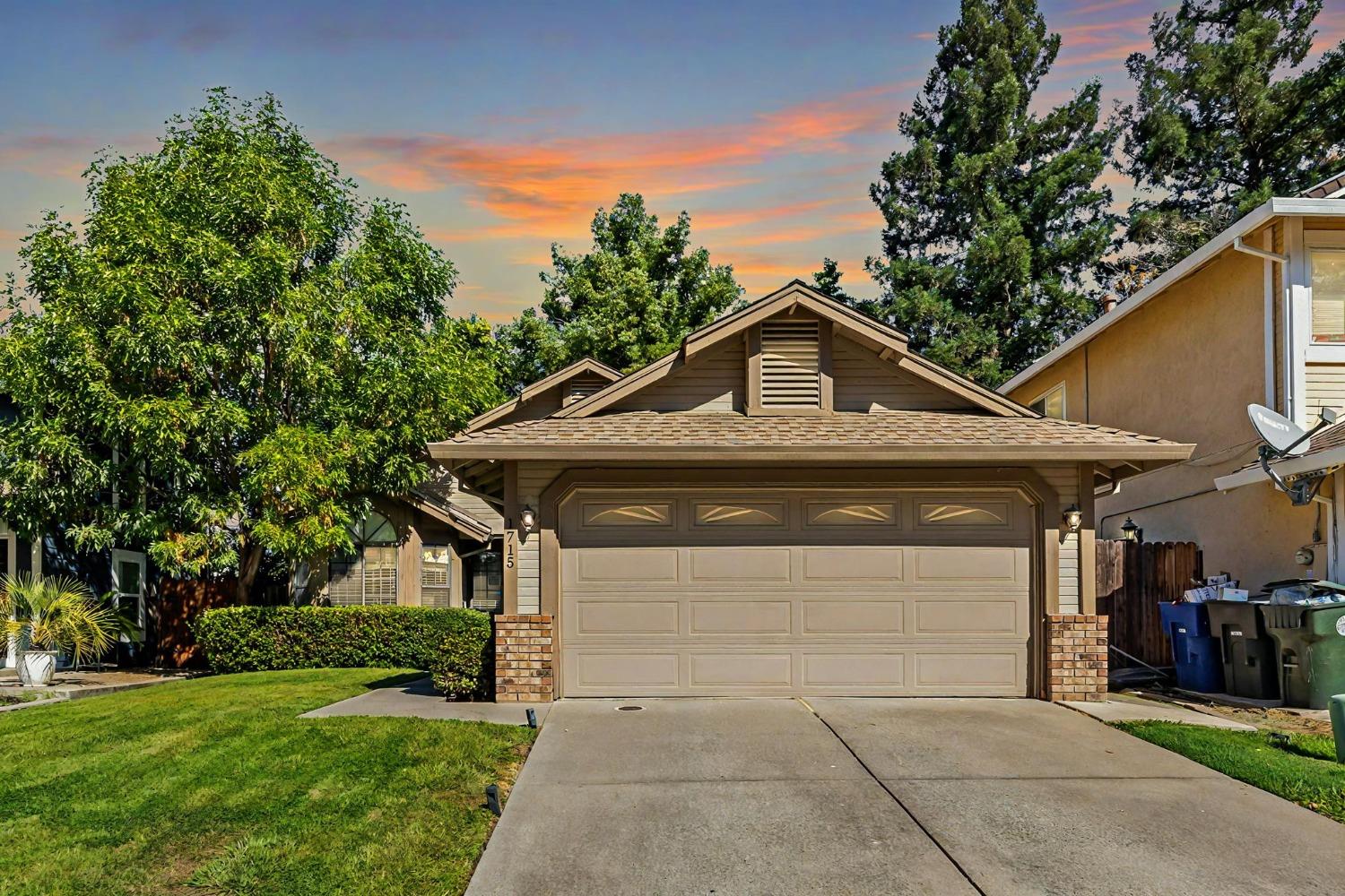 Detail Gallery Image 1 of 37 For 1715 Bridgecreek Dr, Sacramento,  CA 95833 - 2 Beds | 2 Baths