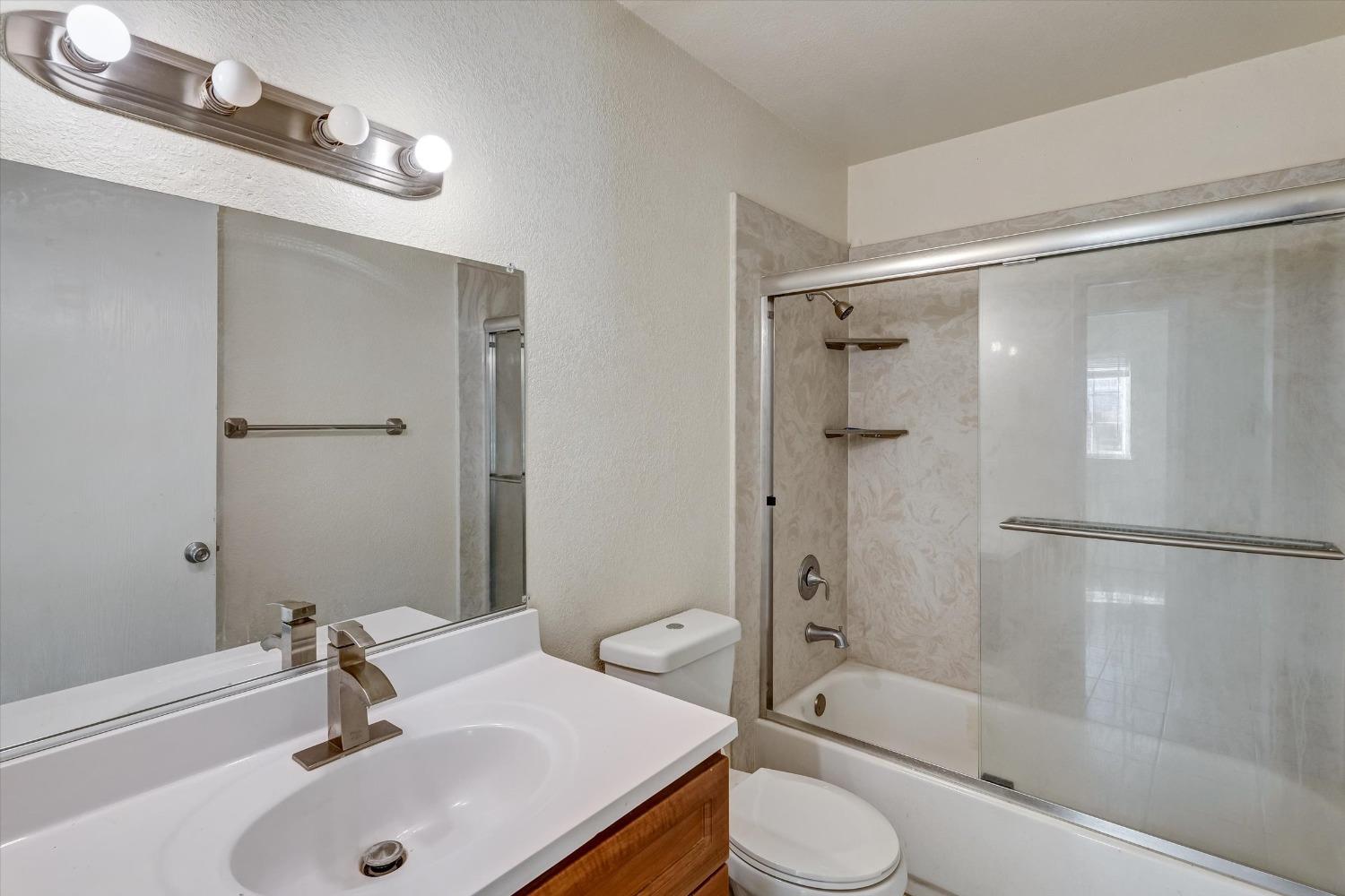 Detail Gallery Image 12 of 41 For 7610 Country Park Dr, Sacramento,  CA 95828 - 3 Beds | 2 Baths