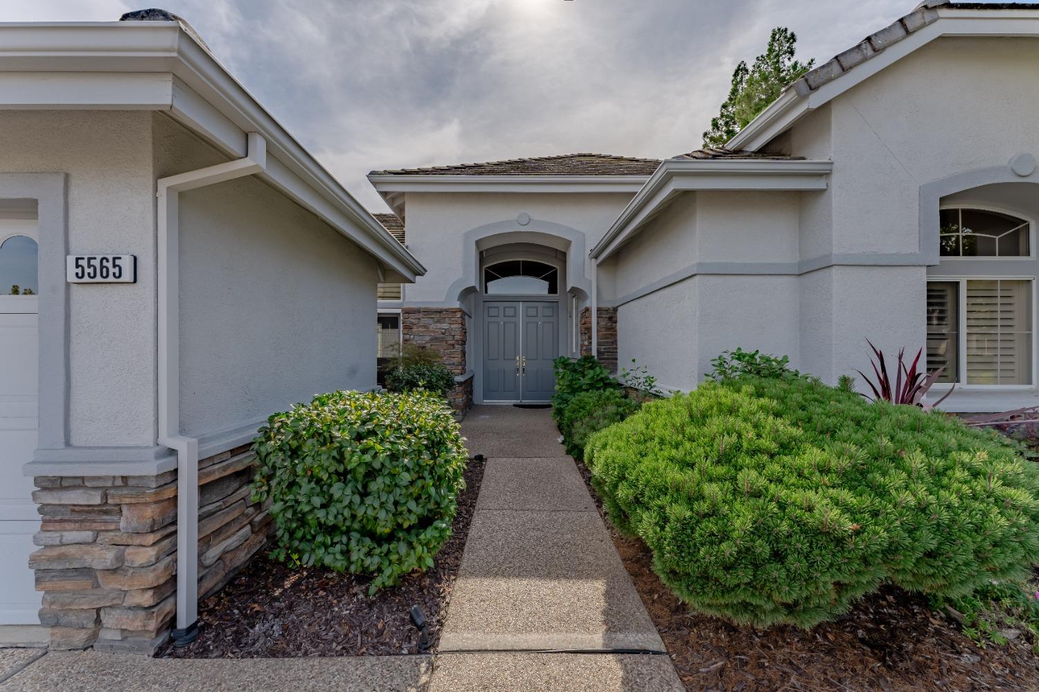 Detail Gallery Image 2 of 49 For 5565 Lantern Grove Ln, Roseville,  CA 95747 - 3 Beds | 2/1 Baths