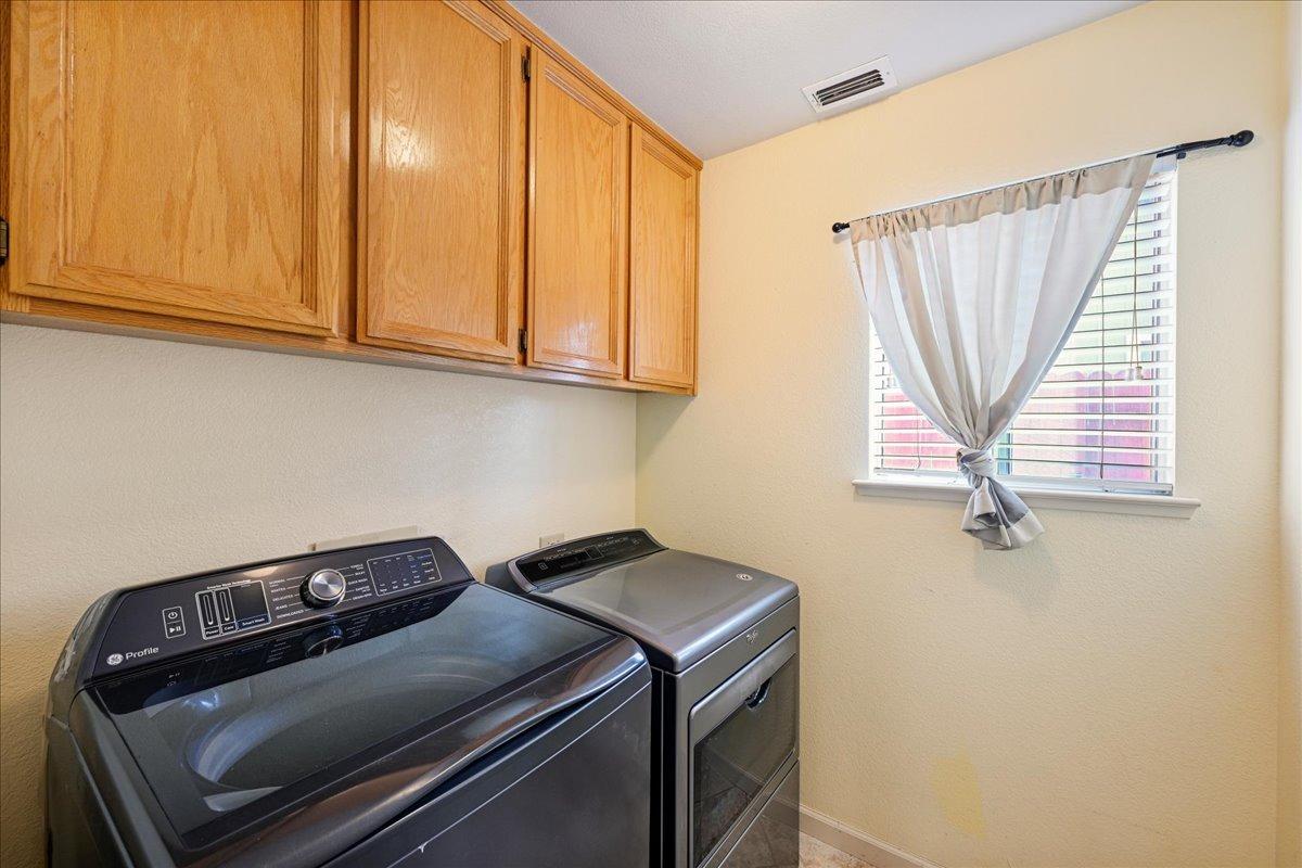 Detail Gallery Image 10 of 47 For 3541 Pine Hollow Way, Antelope,  CA 95843 - 3 Beds | 2/1 Baths