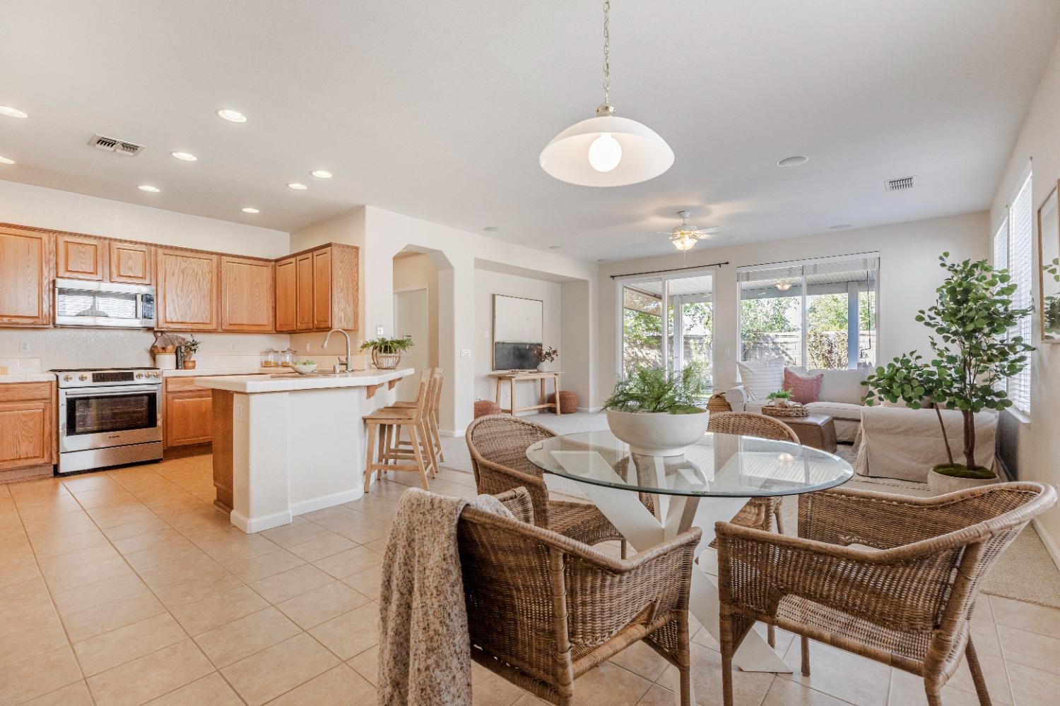 Detail Gallery Image 11 of 62 For 2357 Ryedale Ln, Sacramento,  CA 95835 - 2 Beds | 2 Baths