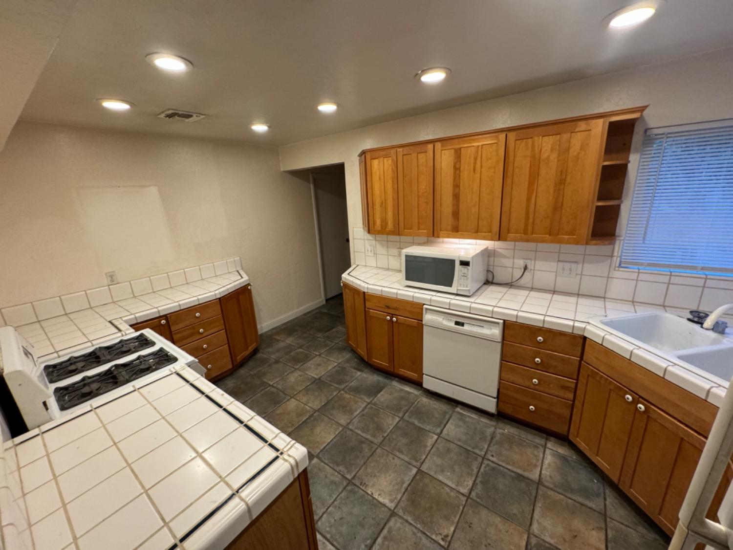 Detail Gallery Image 3 of 29 For 2133 Forrest St, Sacramento,  CA 95815 - 2 Beds | 2 Baths