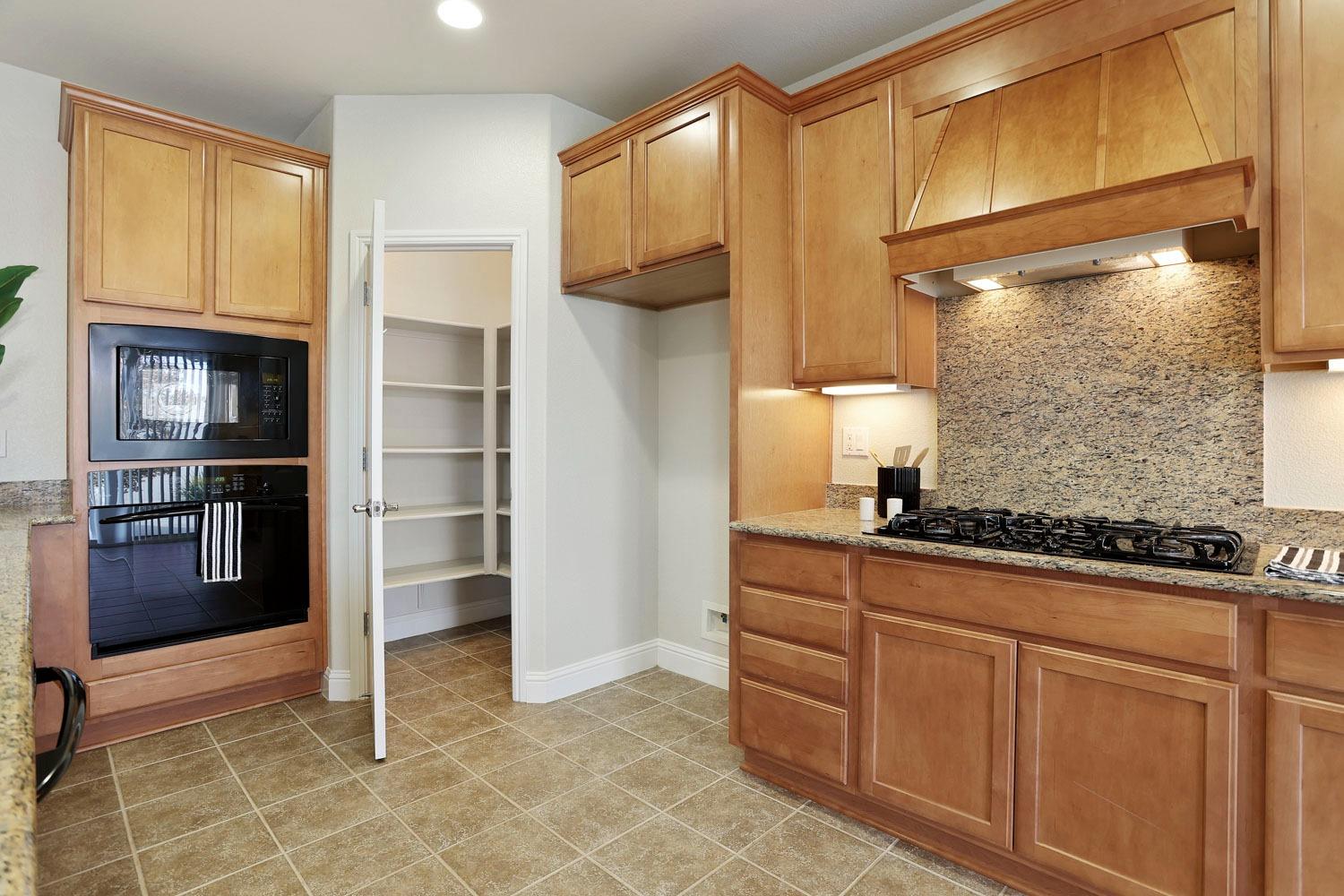 Detail Gallery Image 4 of 69 For 1785 Hickory Creek Ln, Manteca,  CA 95336 - 2 Beds | 2 Baths