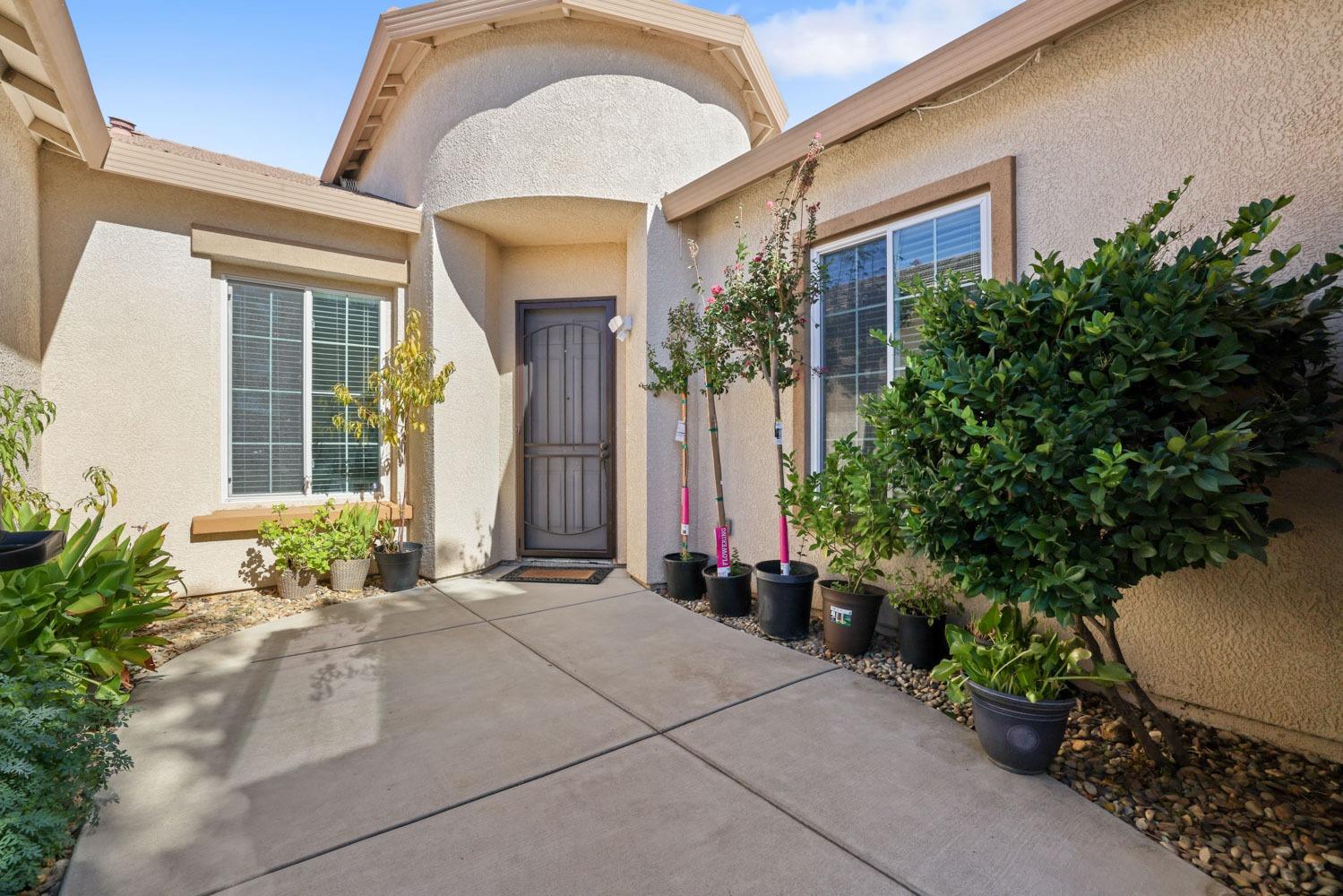 Detail Gallery Image 3 of 54 For 1495 Vasco St, Manteca,  CA 95337 - 4 Beds | 2 Baths