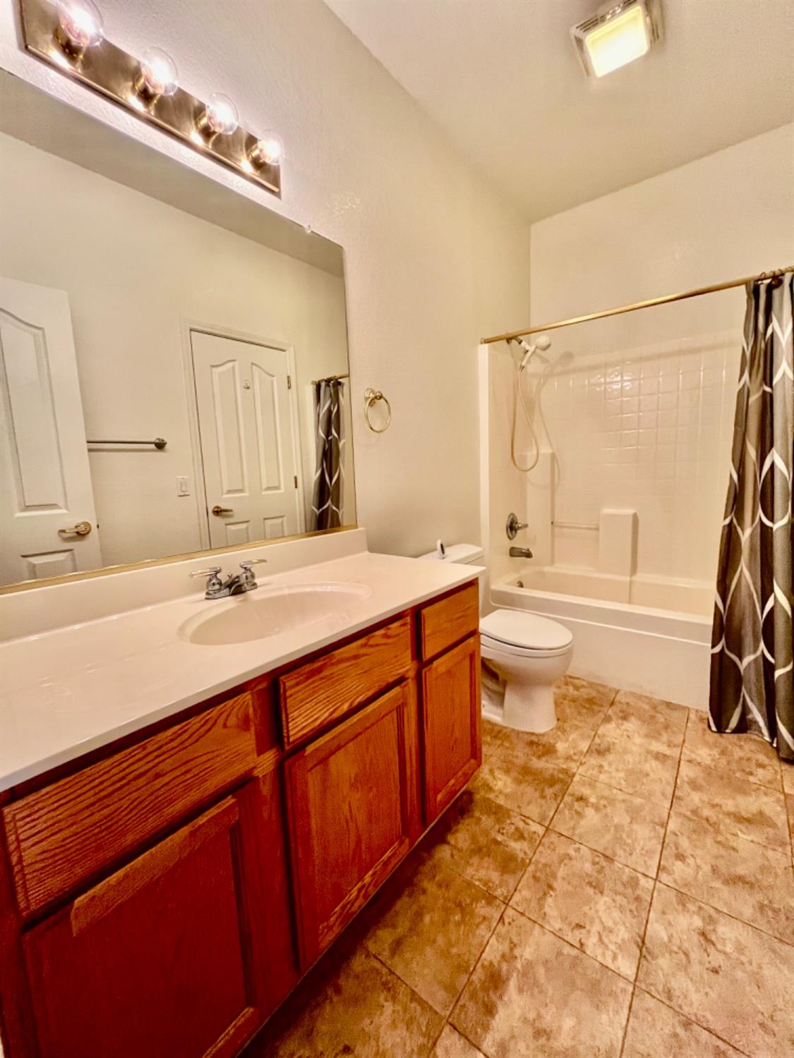 Detail Gallery Image 8 of 32 For 404 Dumas, Roseville,  CA 95747 - 3 Beds | 2 Baths