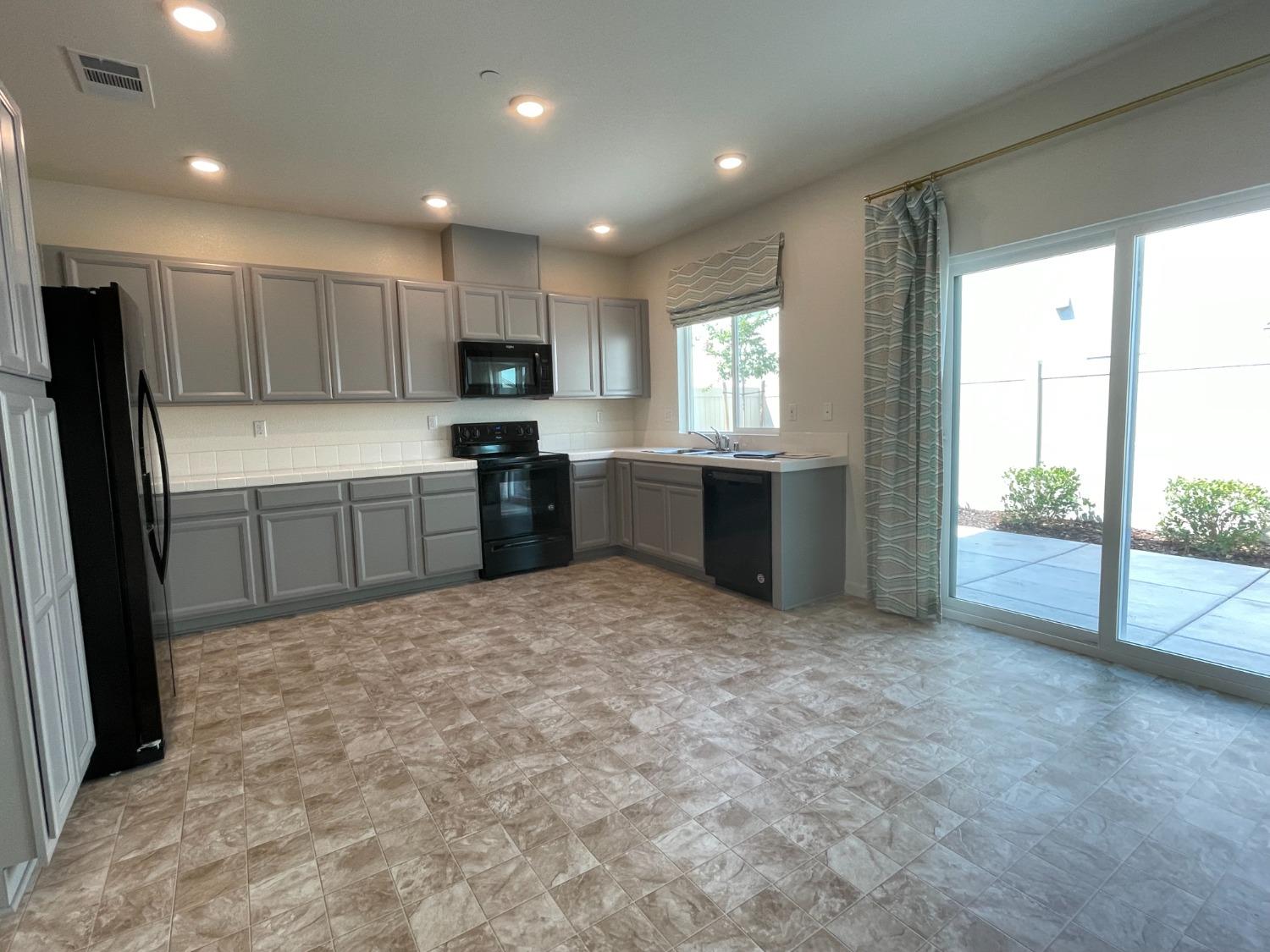 Detail Gallery Image 6 of 33 For 1554 Bridgegate Way, Sacramento,  CA 95834 - 3 Beds | 2/1 Baths