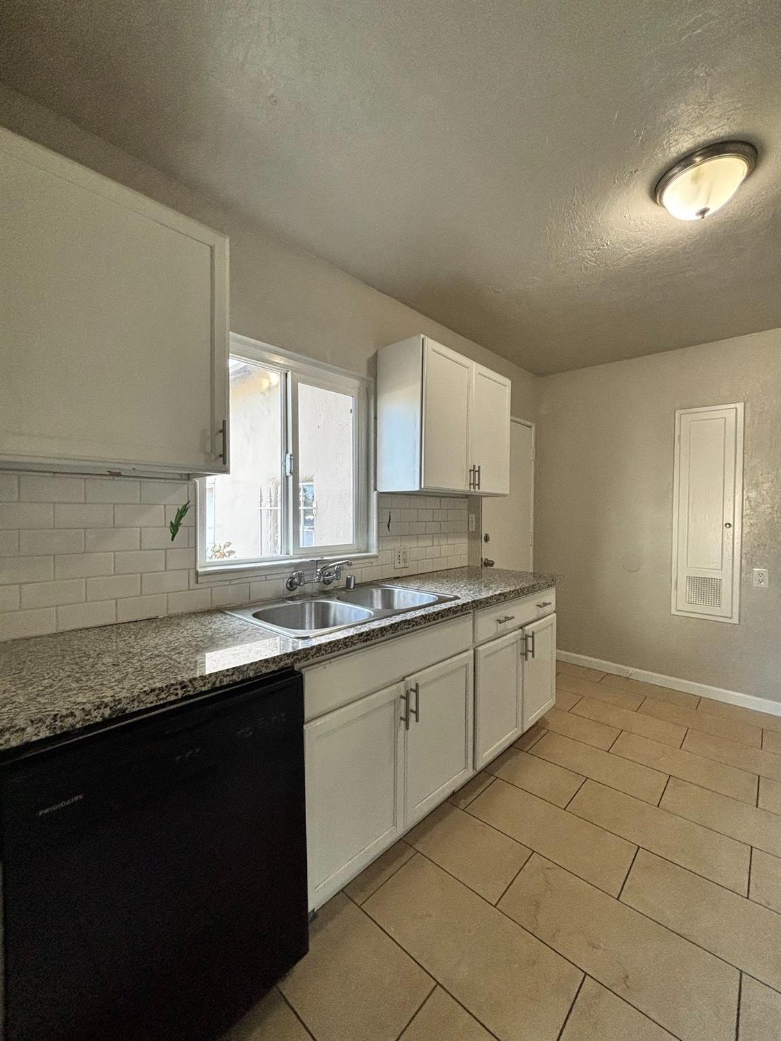 Detail Gallery Image 6 of 13 For 3315 Sierra Madre Ave, Stockton,  CA 95204 - 2 Beds | 1 Baths