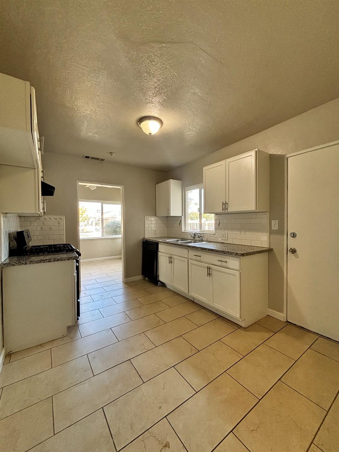 Detail Gallery Image 5 of 13 For 3315 Sierra Madre Ave, Stockton,  CA 95204 - 2 Beds | 1 Baths