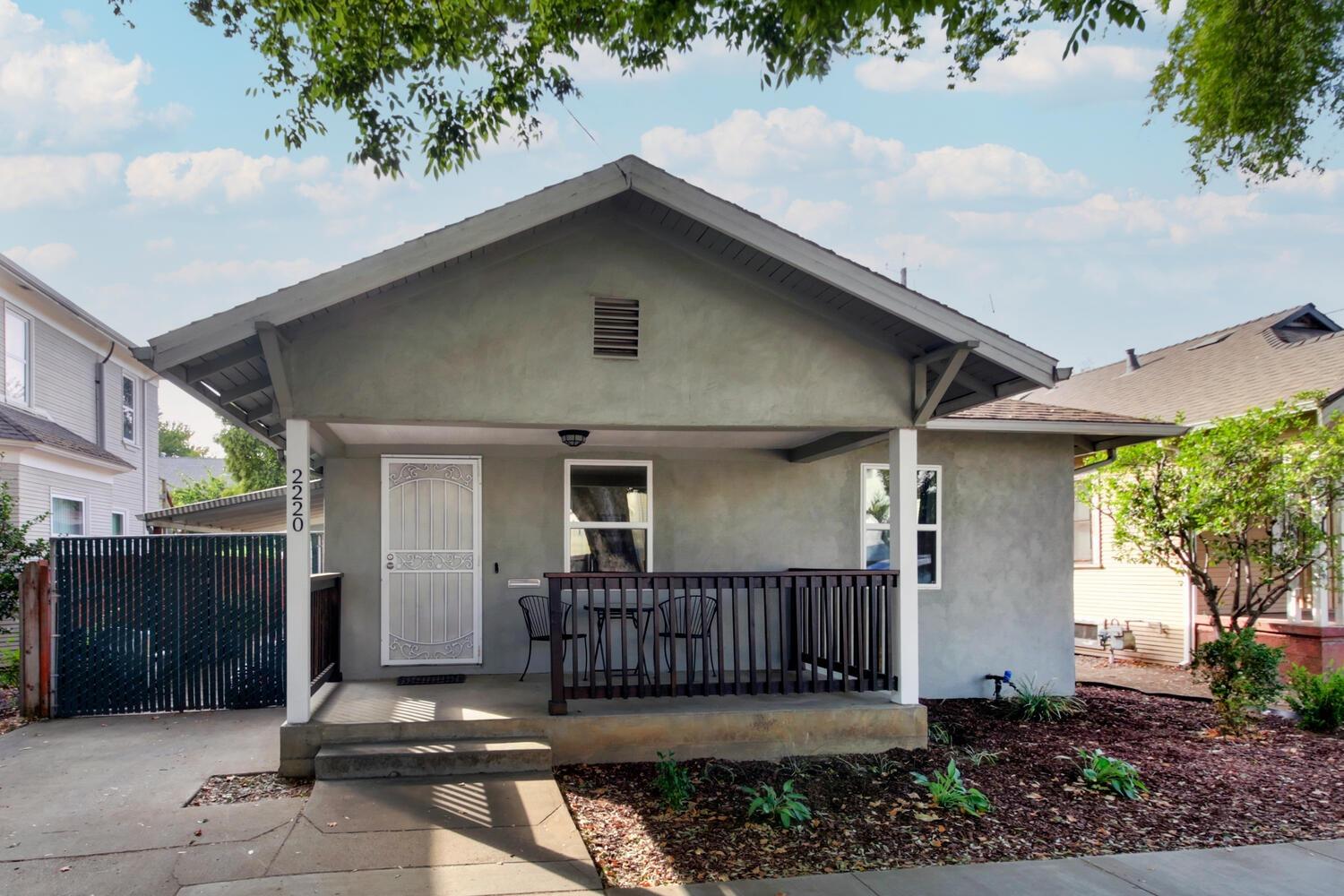 Detail Gallery Image 1 of 37 For 2220 9th St, Sacramento,  CA 95818 - 2 Beds | 1/1 Baths