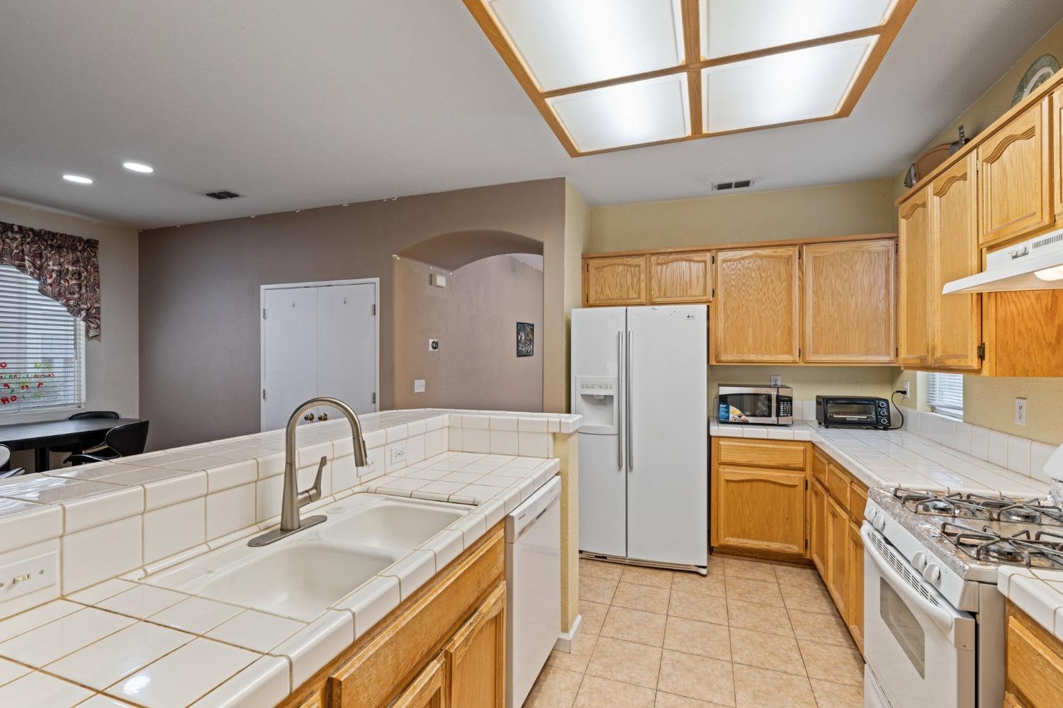 Detail Gallery Image 11 of 45 For 9326 Bennoel Way, Elk Grove,  CA 95758 - 4 Beds | 2 Baths