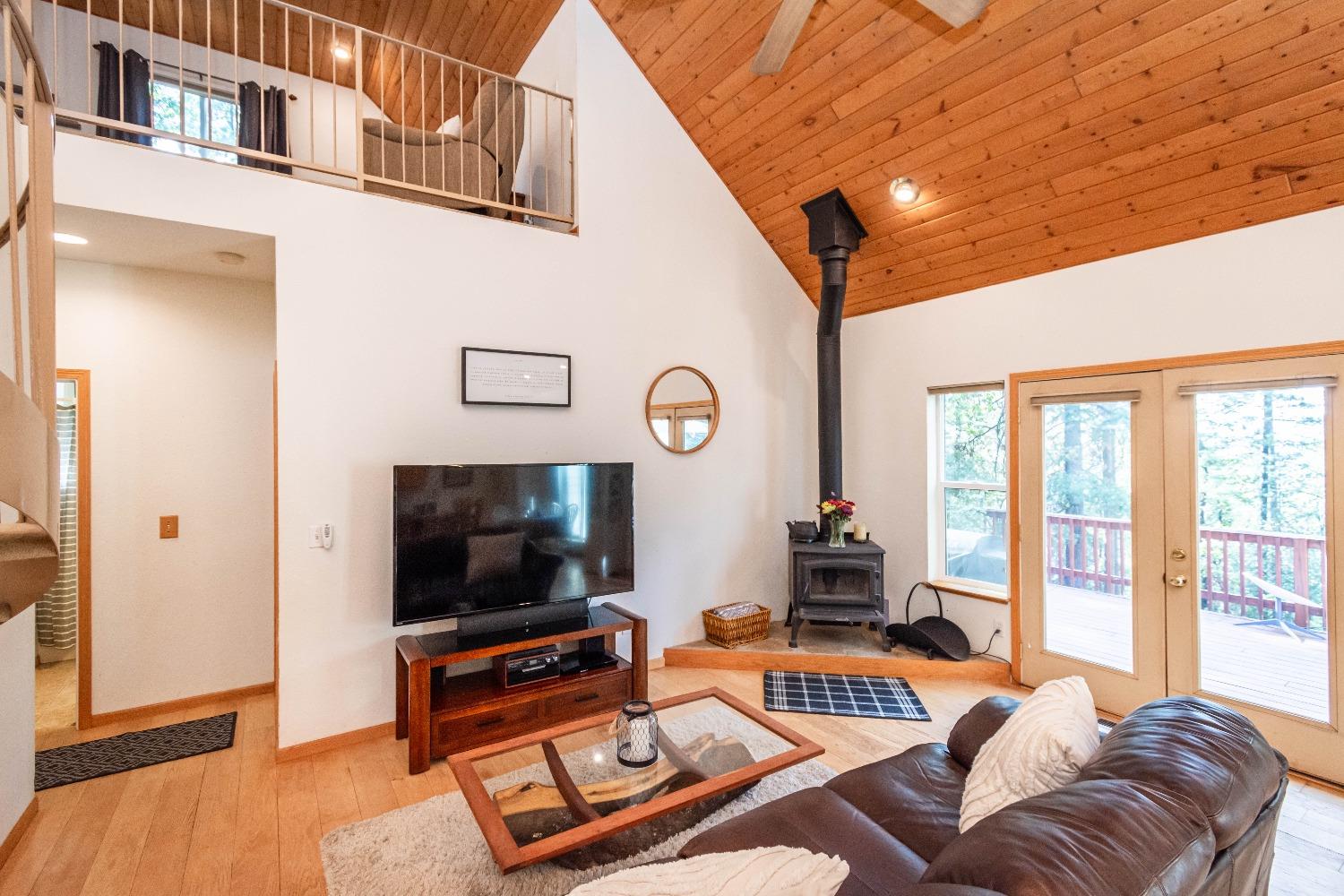 Detail Gallery Image 11 of 63 For 6298 Pine Needle Ln, Placerville,  CA 95667 - 3 Beds | 2 Baths