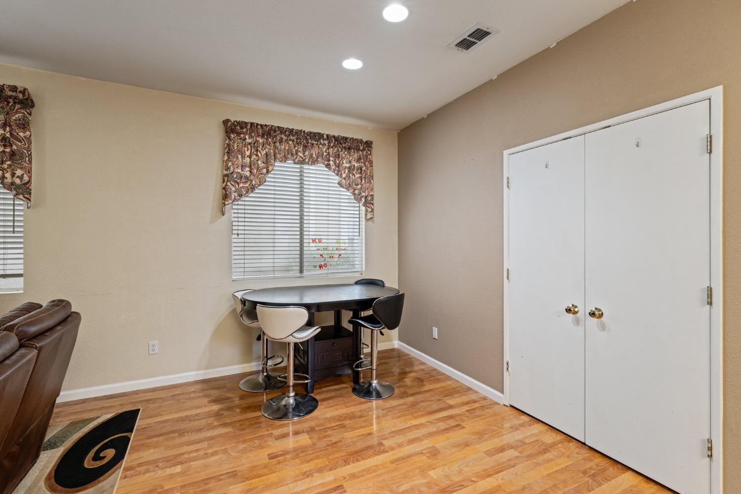 Detail Gallery Image 8 of 45 For 9326 Bennoel Way, Elk Grove,  CA 95758 - 4 Beds | 2 Baths