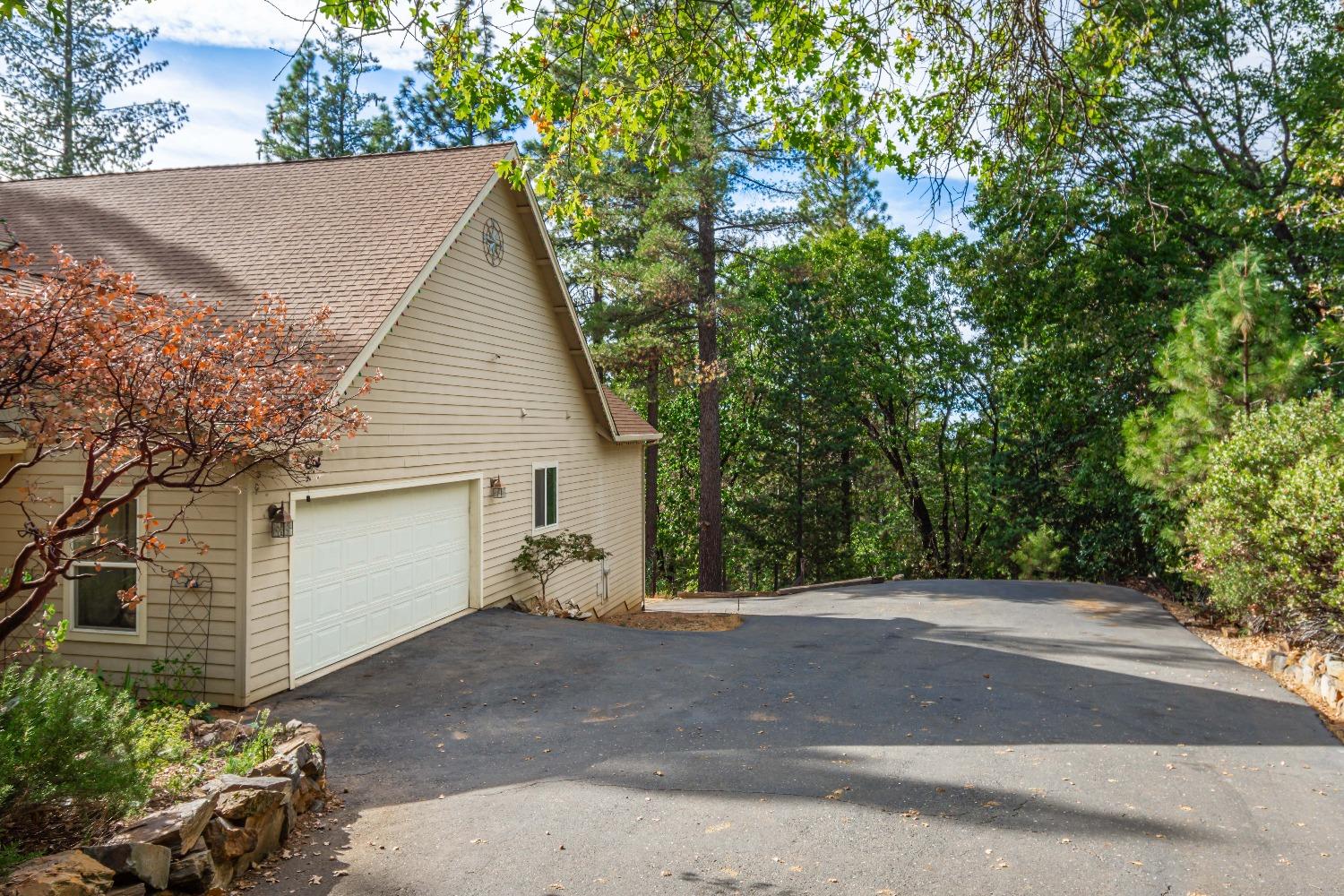 Detail Gallery Image 3 of 63 For 6298 Pine Needle Ln, Placerville,  CA 95667 - 3 Beds | 2 Baths