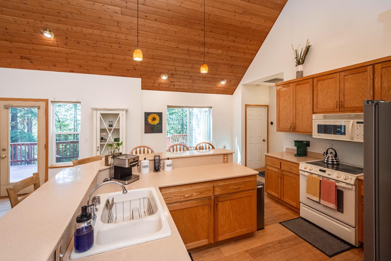 Detail Gallery Image 14 of 63 For 6298 Pine Needle Ln, Placerville,  CA 95667 - 3 Beds | 2 Baths