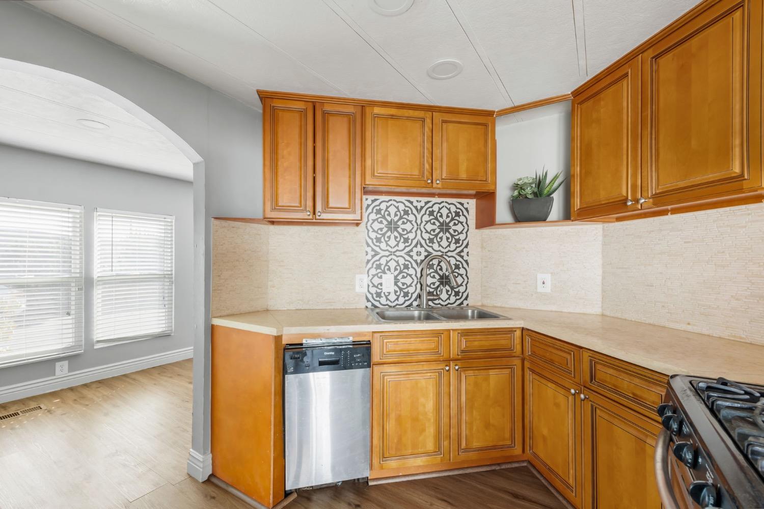 Detail Gallery Image 11 of 43 For 7404 Mandeville Ln, Sacramento,  CA 95828 - 2 Beds | 2 Baths