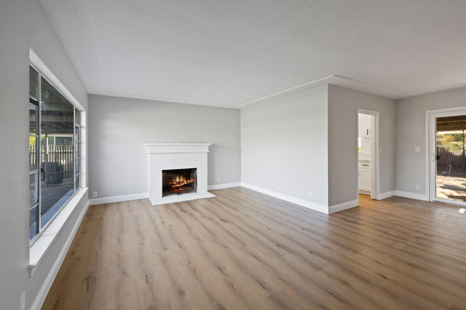 Detail Gallery Image 3 of 14 For 3637 N Fresno, Fresno,  CA 93726 - 2 Beds | 1 Baths