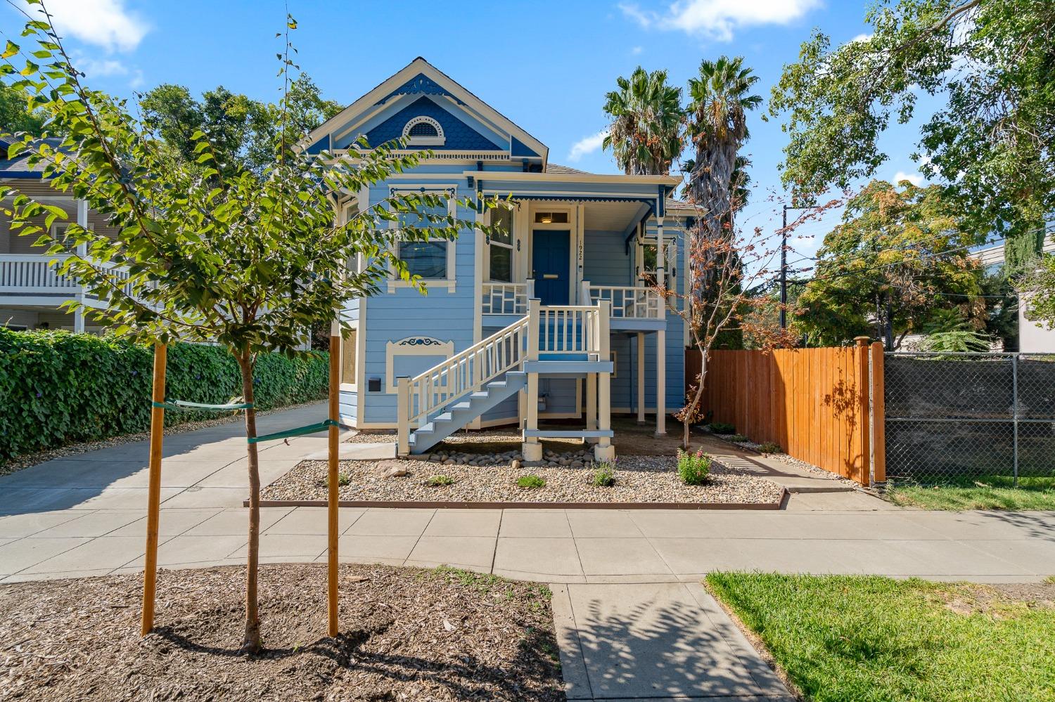 Detail Gallery Image 1 of 47 For 1922 4th St, Sacramento,  CA 95811 - 2 Beds | 2 Baths