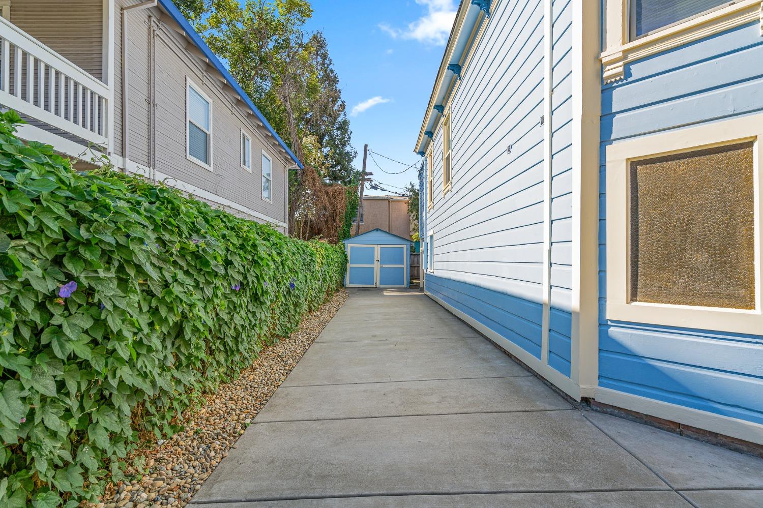 Detail Gallery Image 3 of 47 For 1922 4th St, Sacramento,  CA 95811 - 2 Beds | 2 Baths