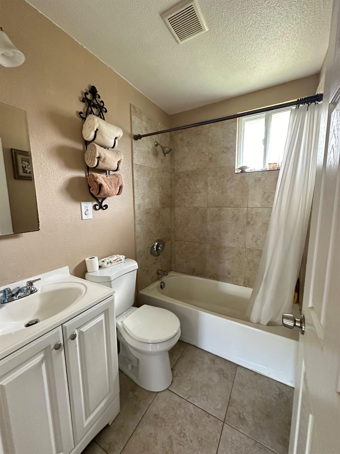 Detail Gallery Image 19 of 22 For 5996 N. Haven Dr, North Highlands,  CA 95660 - 4 Beds | 1 Baths