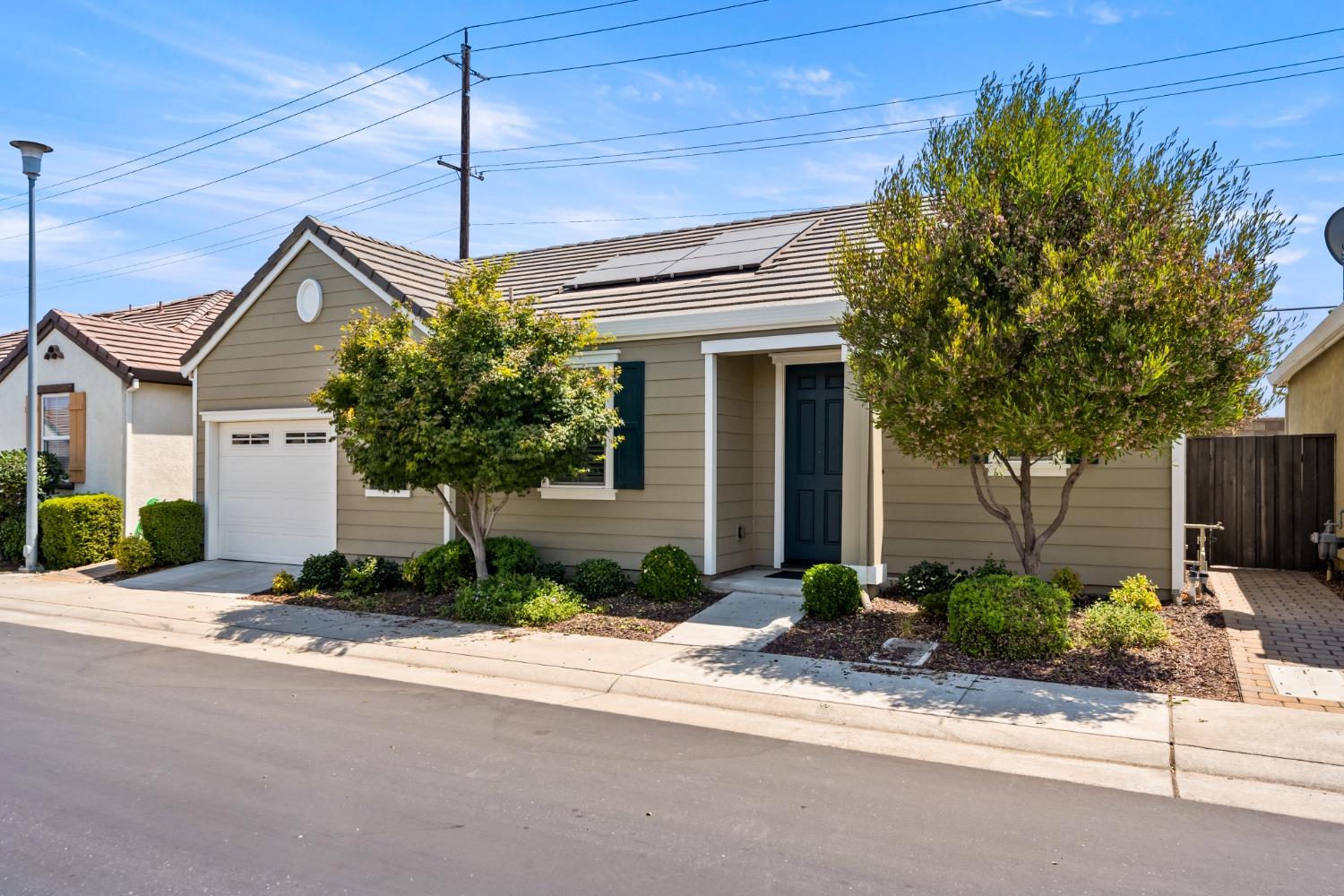 Detail Gallery Image 2 of 29 For 9709 Dartwell Way, Sacramento,  CA 95829 - 2 Beds | 2 Baths