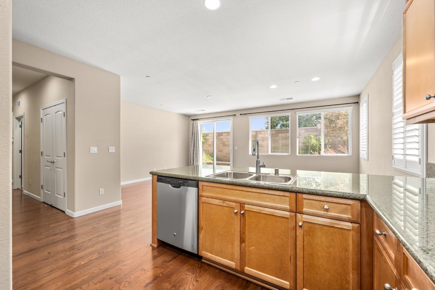 Detail Gallery Image 11 of 29 For 9709 Dartwell Way, Sacramento,  CA 95829 - 2 Beds | 2 Baths