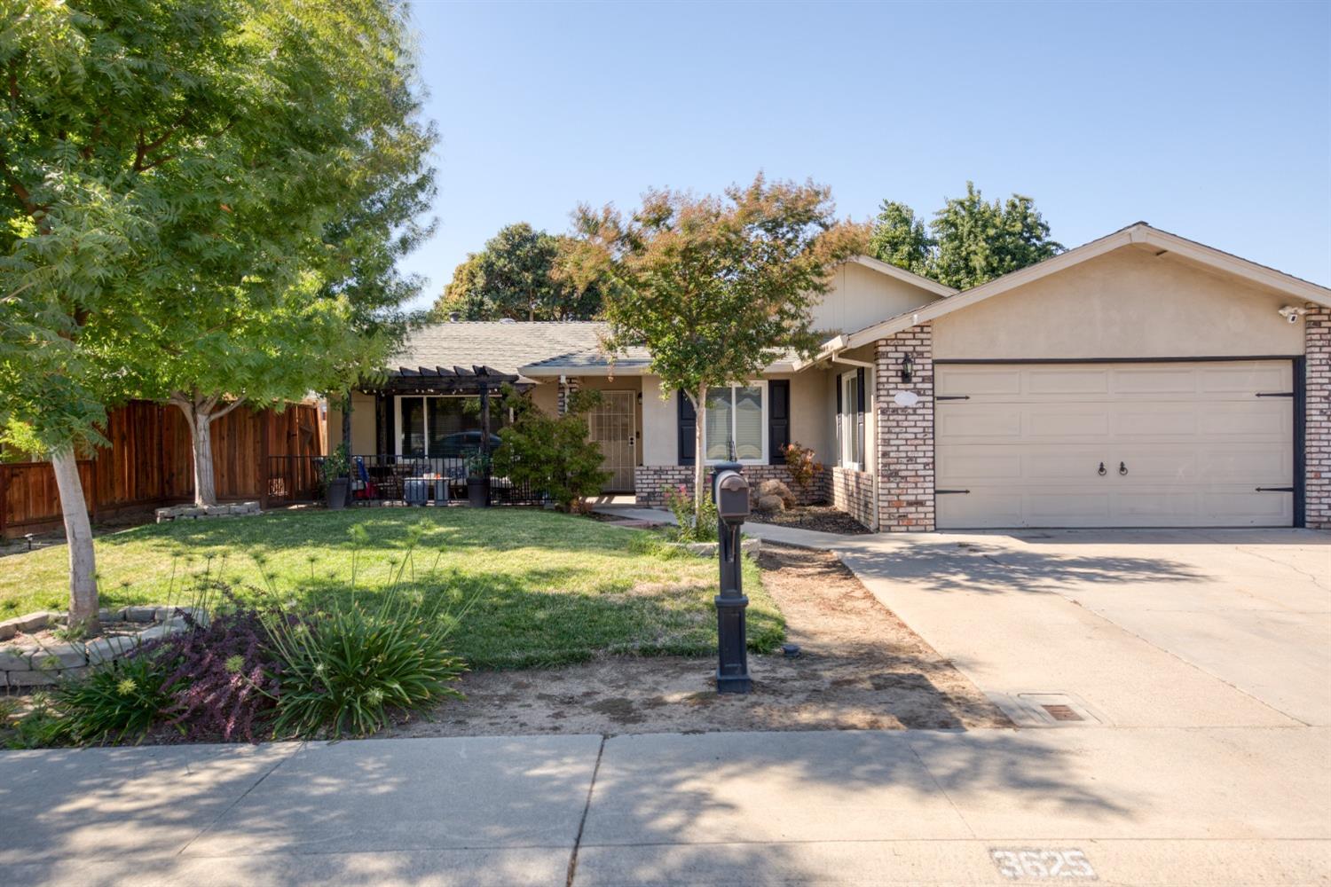 Detail Gallery Image 3 of 27 For 3625 Cherokee Ln, Modesto,  CA 95356 - 4 Beds | 2 Baths