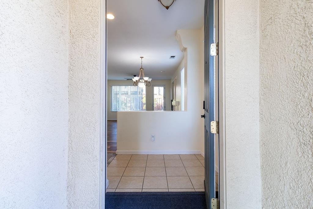 Detail Gallery Image 4 of 28 For 1219 Laurel Park Cir, Manteca,  CA 95337 - 3 Beds | 2 Baths