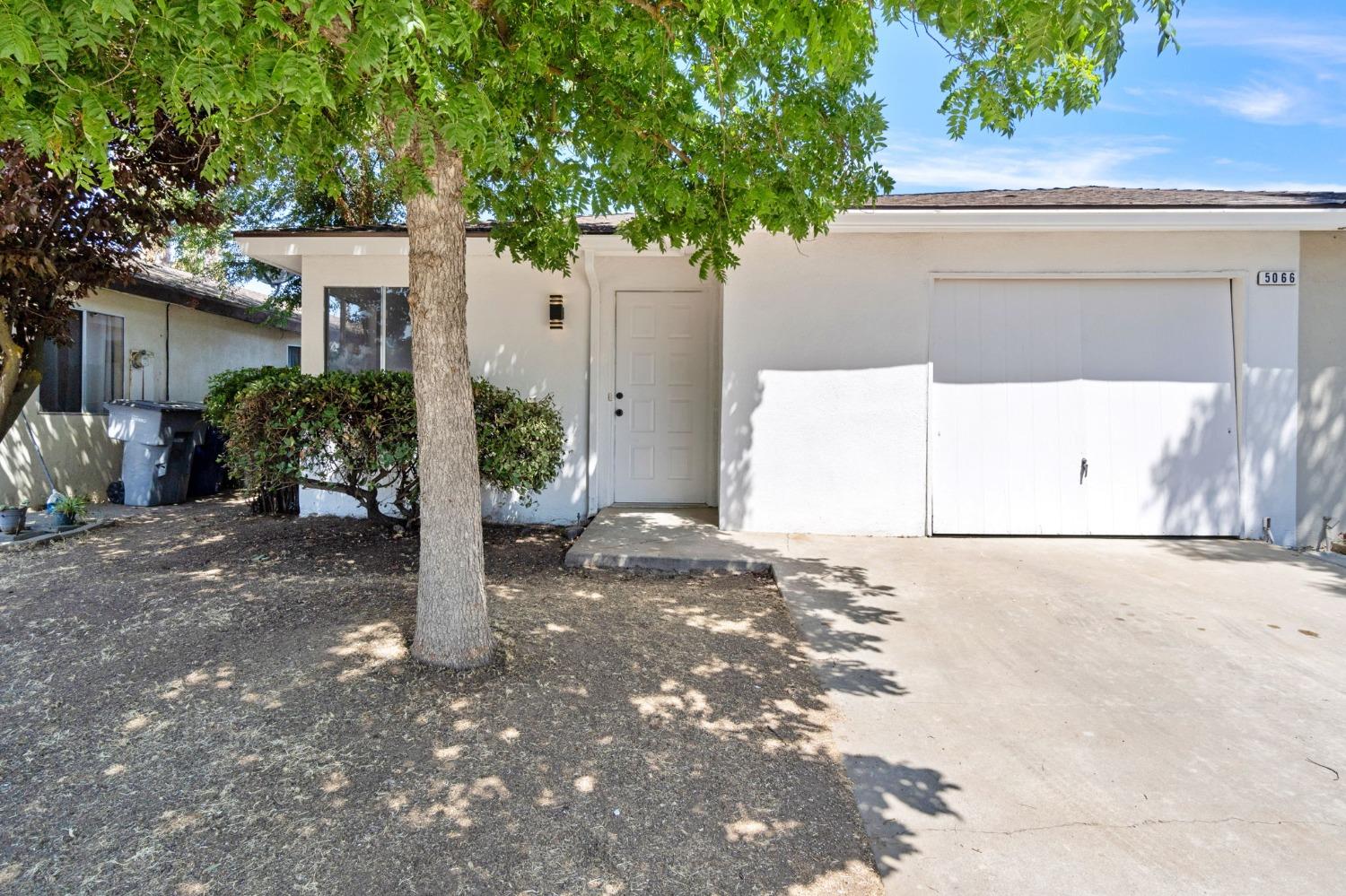 Detail Gallery Image 1 of 26 For 5066 W Ashcroft Ave, Fresno,  CA 93722 - 3 Beds | 2 Baths