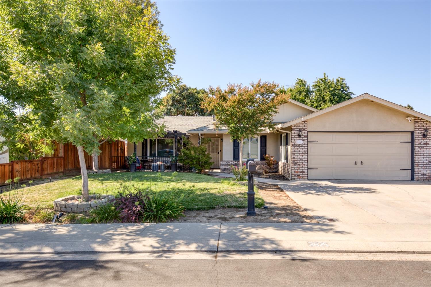 Detail Gallery Image 1 of 27 For 3625 Cherokee Ln, Modesto,  CA 95356 - 4 Beds | 2 Baths