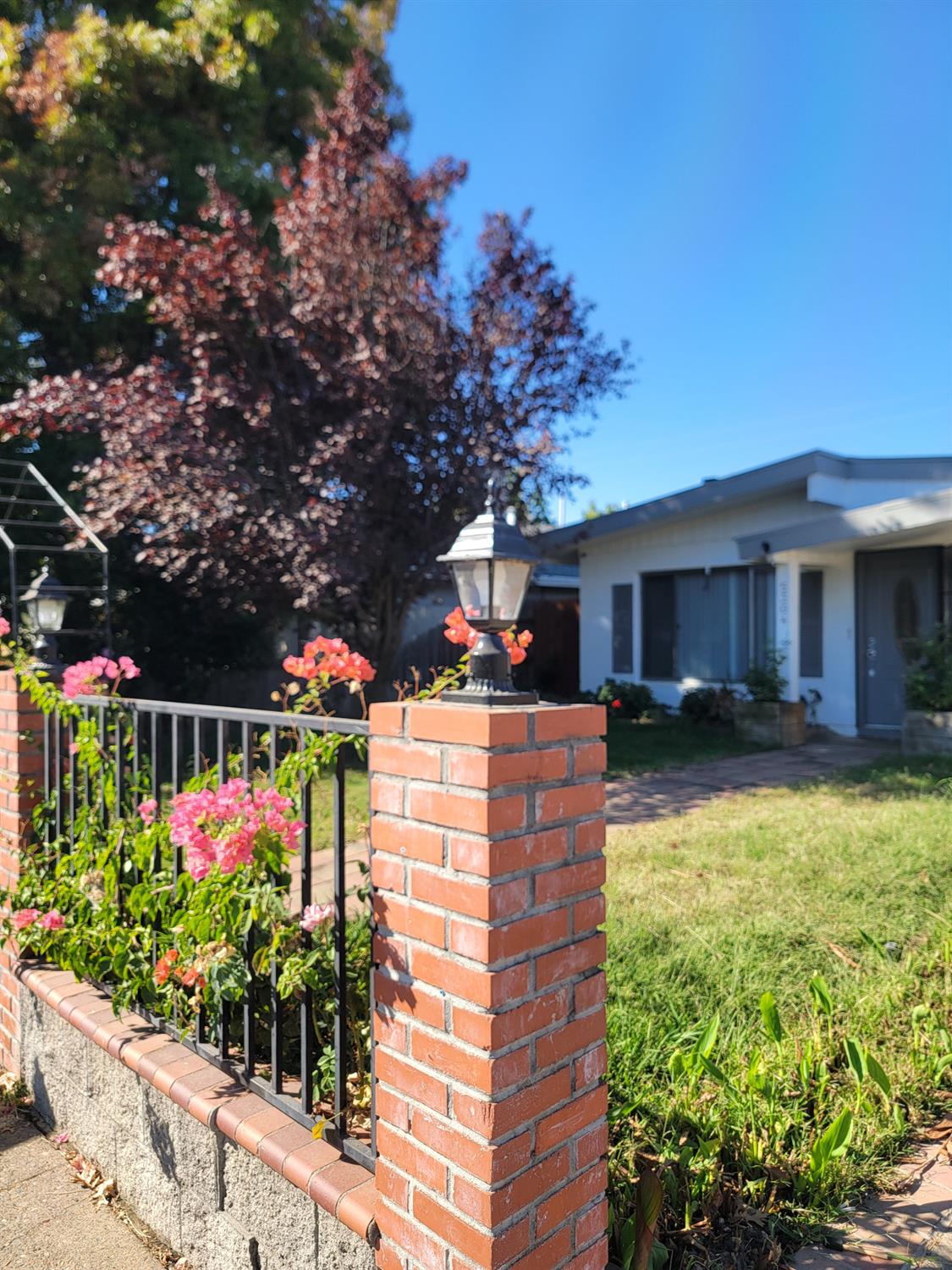 Detail Gallery Image 3 of 29 For 5304 57th St, Sacramento,  CA 95820 - 3 Beds | 1 Baths