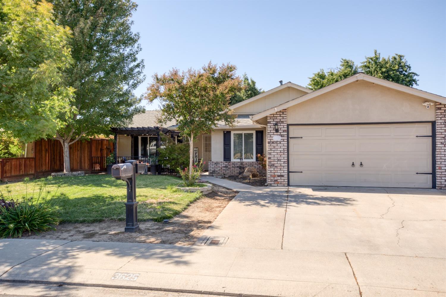 Detail Gallery Image 2 of 27 For 3625 Cherokee Ln, Modesto,  CA 95356 - 4 Beds | 2 Baths