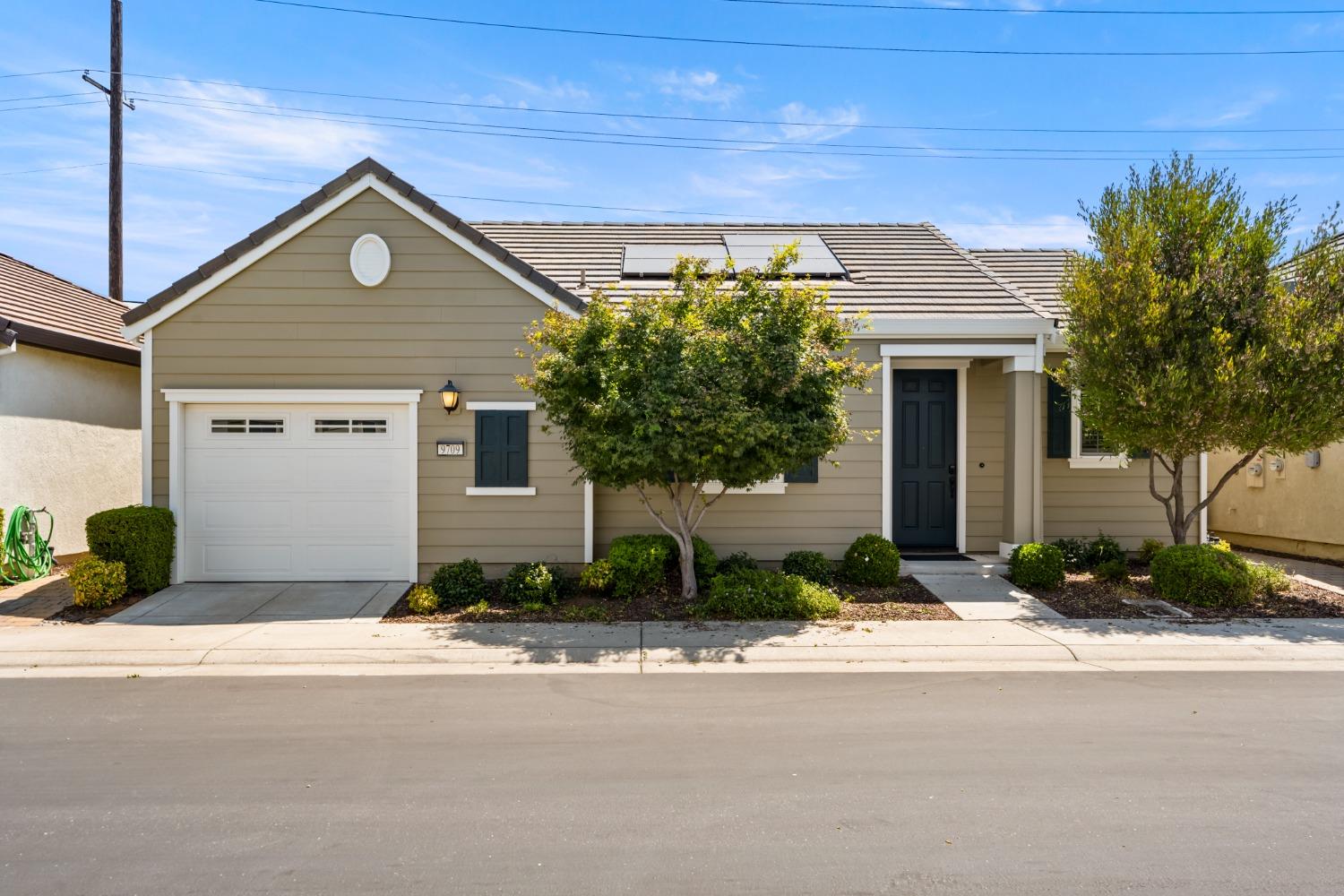 Detail Gallery Image 1 of 29 For 9709 Dartwell Way, Sacramento,  CA 95829 - 2 Beds | 2 Baths