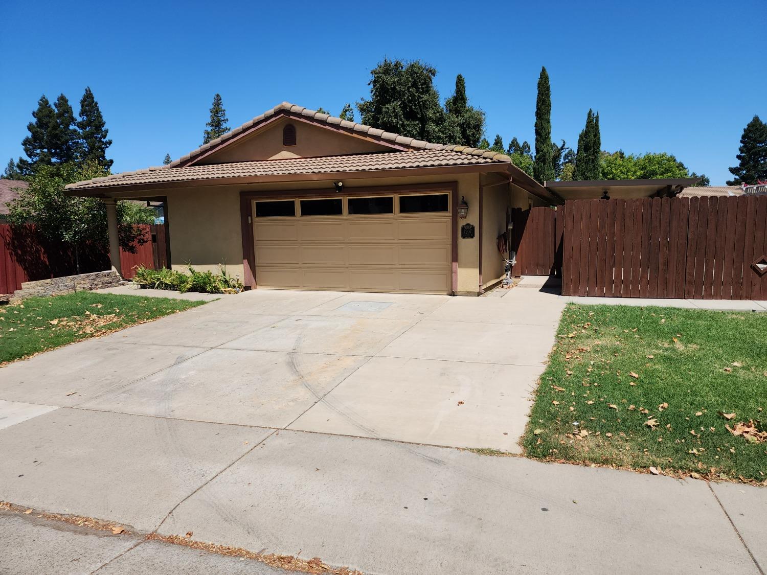 Detail Gallery Image 1 of 17 For 7207 Seasons Dr, Elk Grove,  CA 95758 - 3 Beds | 2 Baths