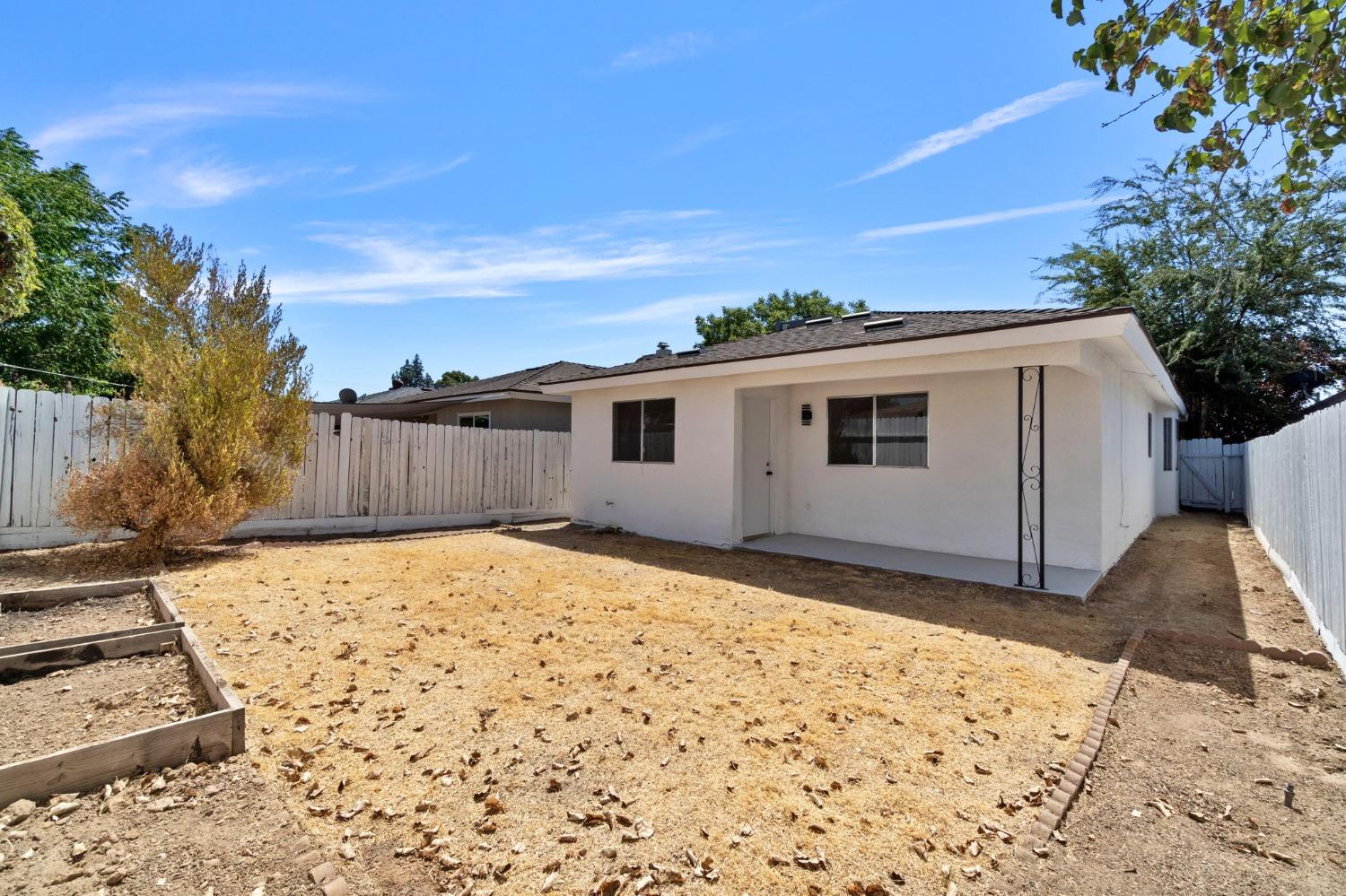 Detail Gallery Image 25 of 26 For 5066 W Ashcroft Ave, Fresno,  CA 93722 - 3 Beds | 2 Baths