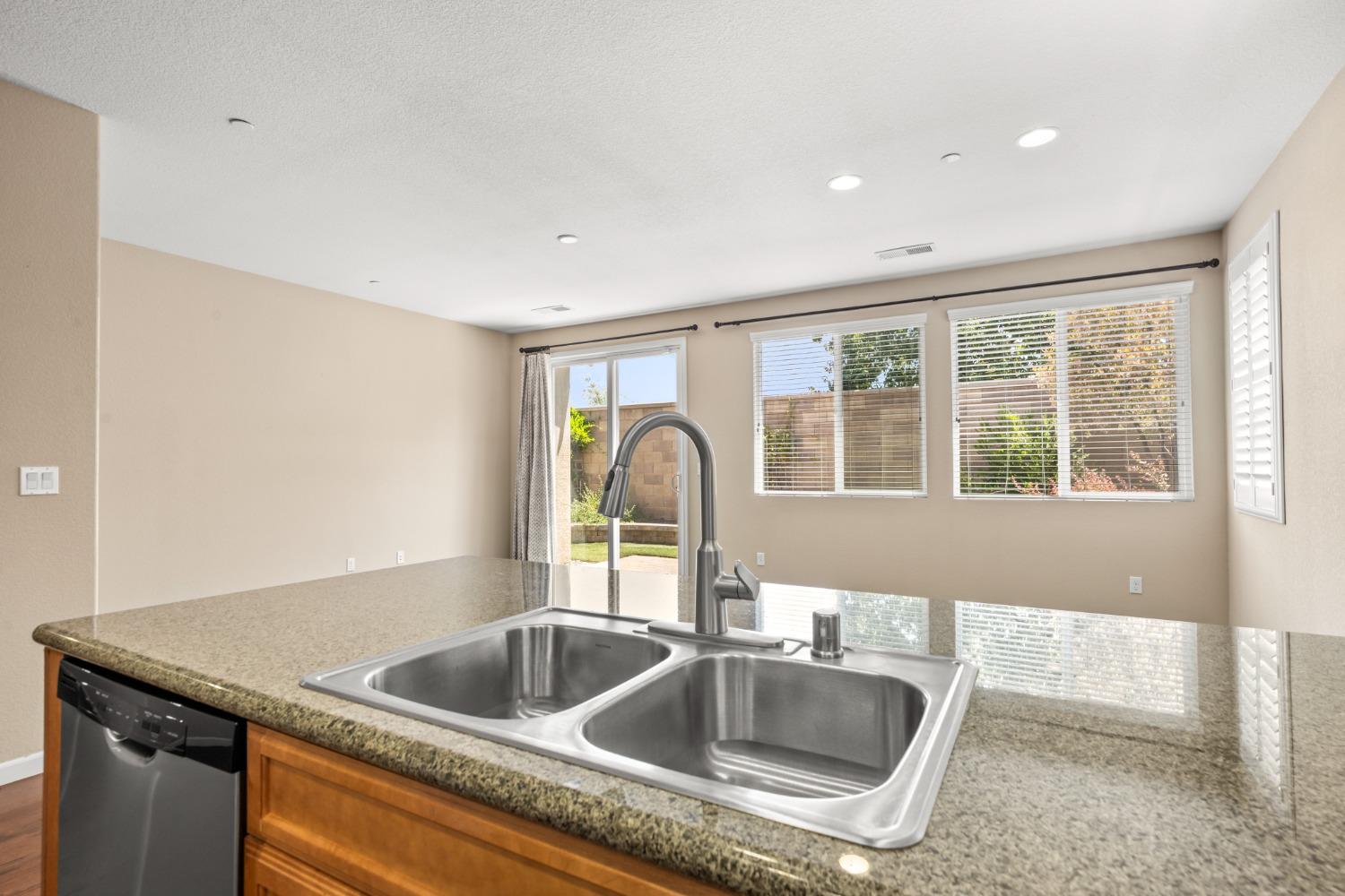 Detail Gallery Image 12 of 29 For 9709 Dartwell Way, Sacramento,  CA 95829 - 2 Beds | 2 Baths