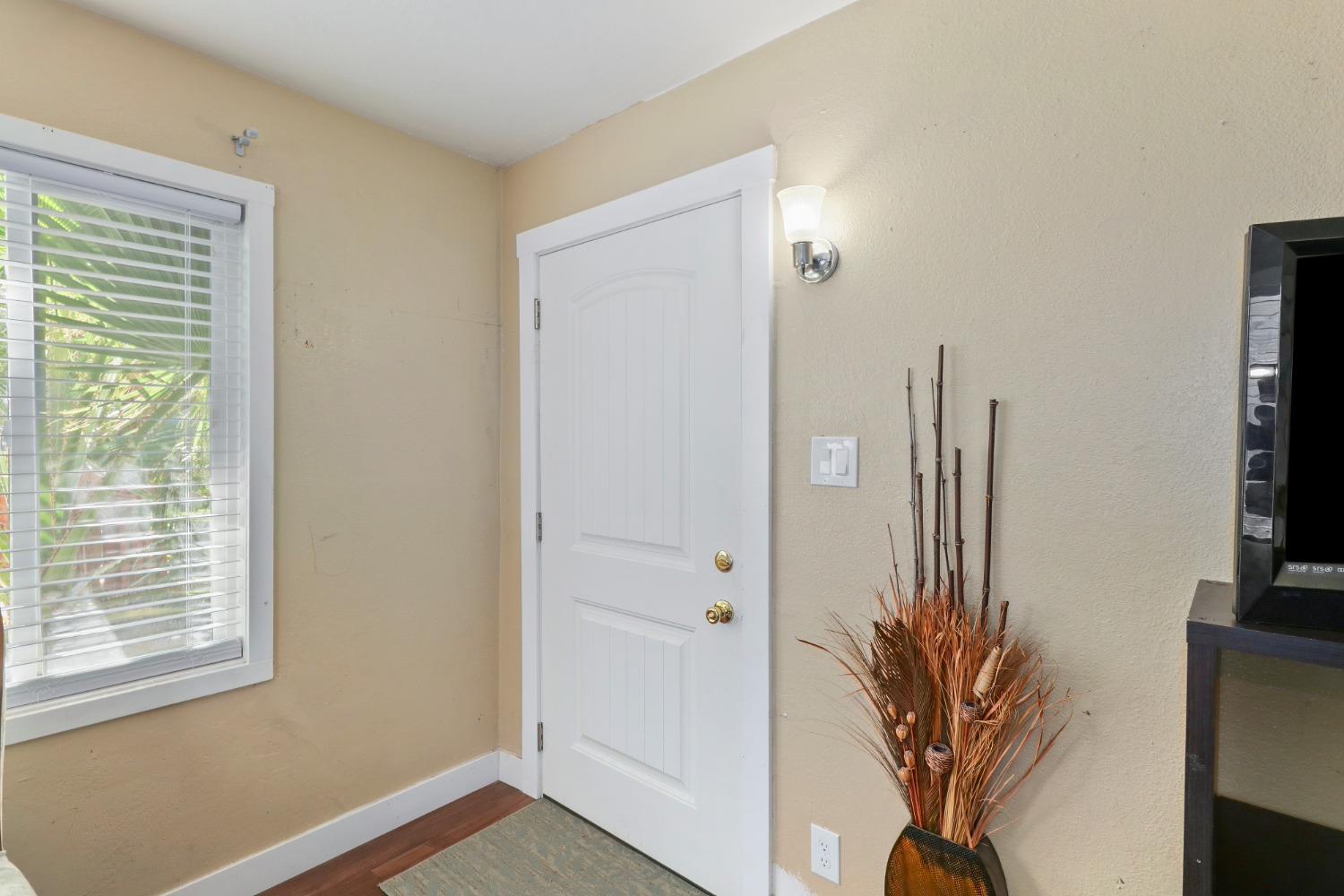 Detail Gallery Image 8 of 45 For 1013 Frienza Ave, Sacramento,  CA 95815 - 3 Beds | 1 Baths