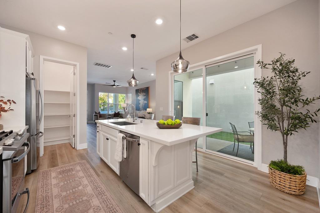 Detail Gallery Image 25 of 87 For 157 Fischbacher St, Sacramento,  CA 95816 - 3 Beds | 2/1 Baths